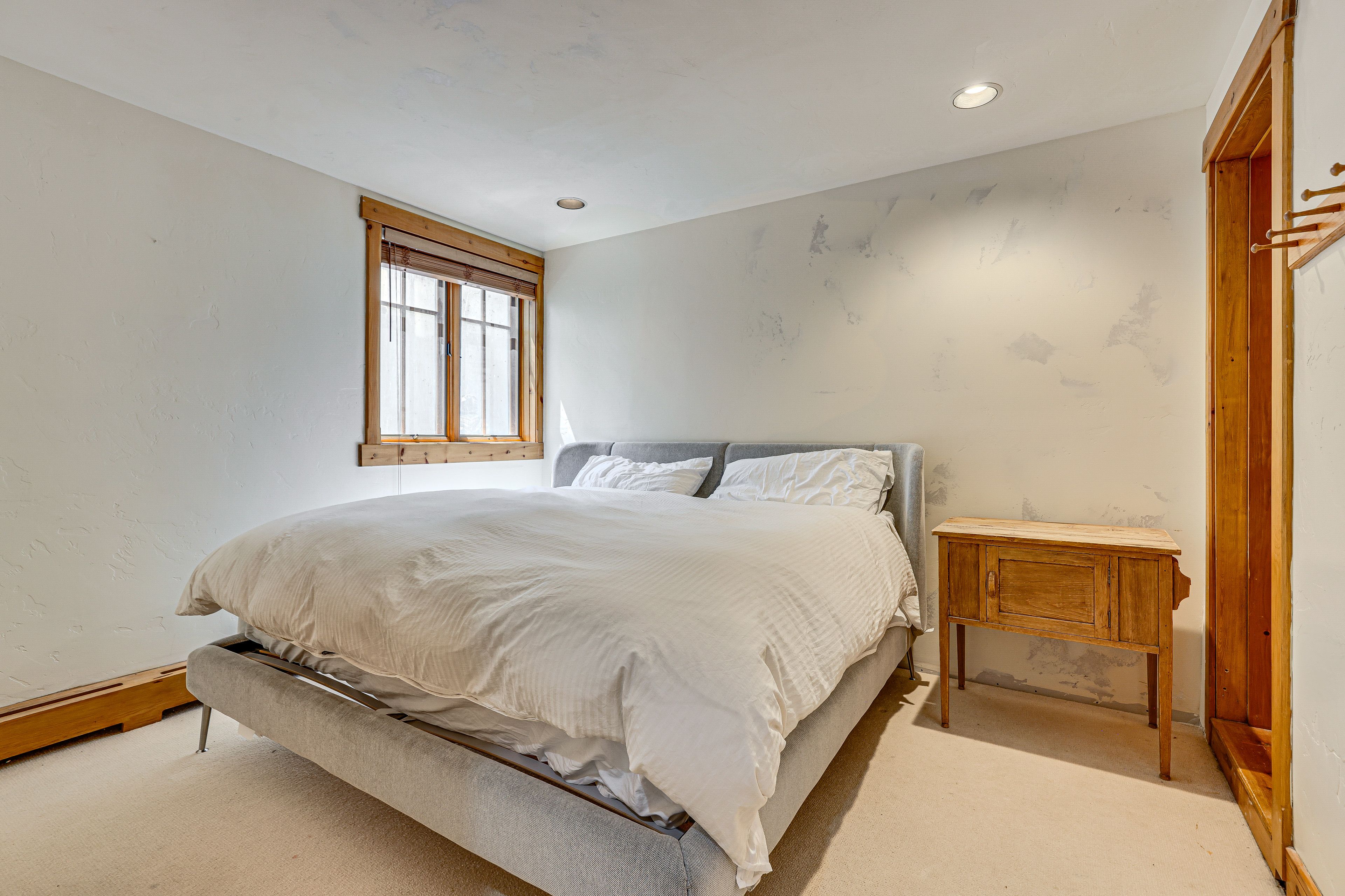 Bedroom 3 | Queen Bed | En-Suite Jack-n-Jill Bathroom