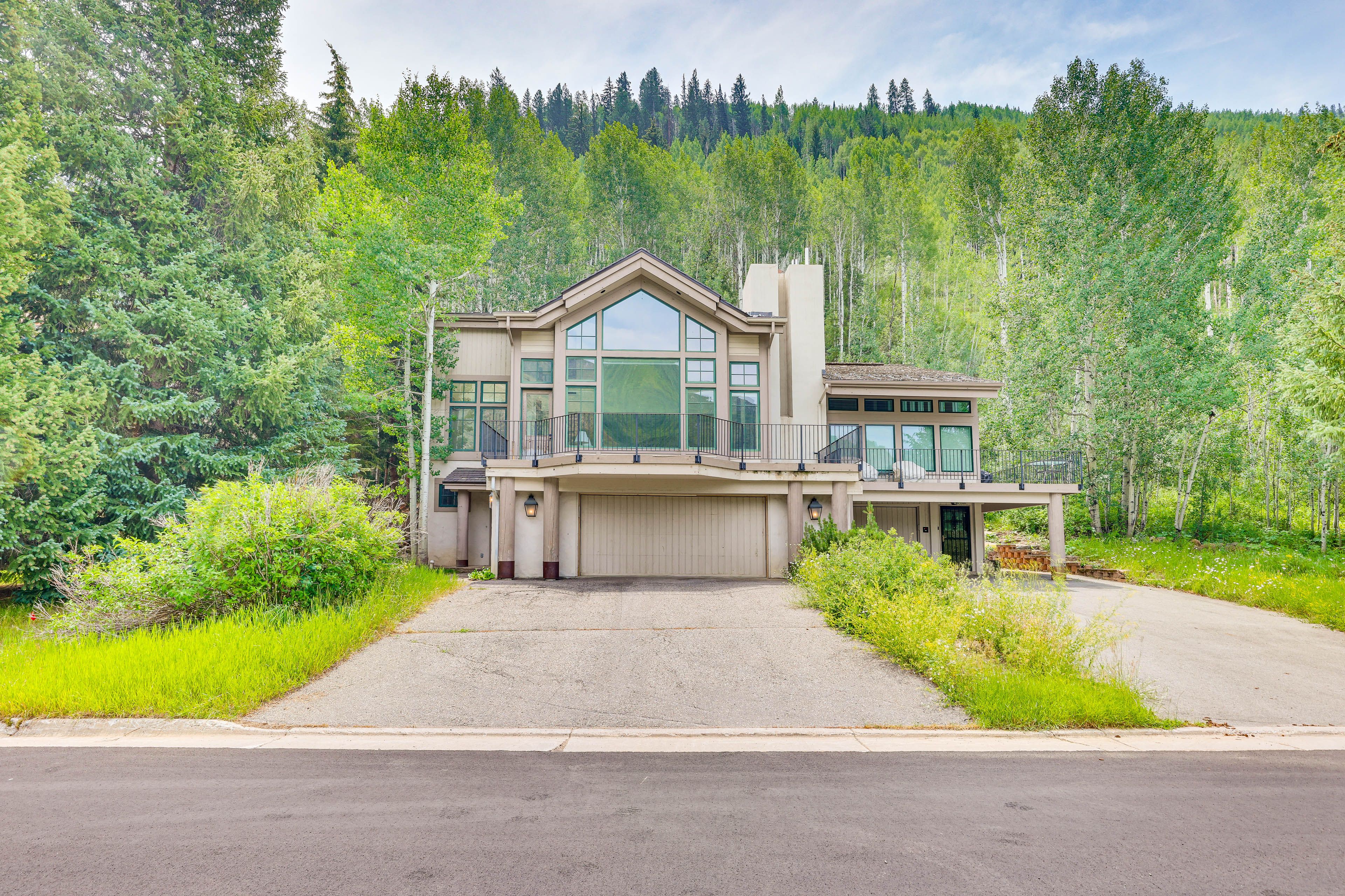 Exterior | Parking | Garage (1 Vehicle) | Driveway (2 Vehicles)