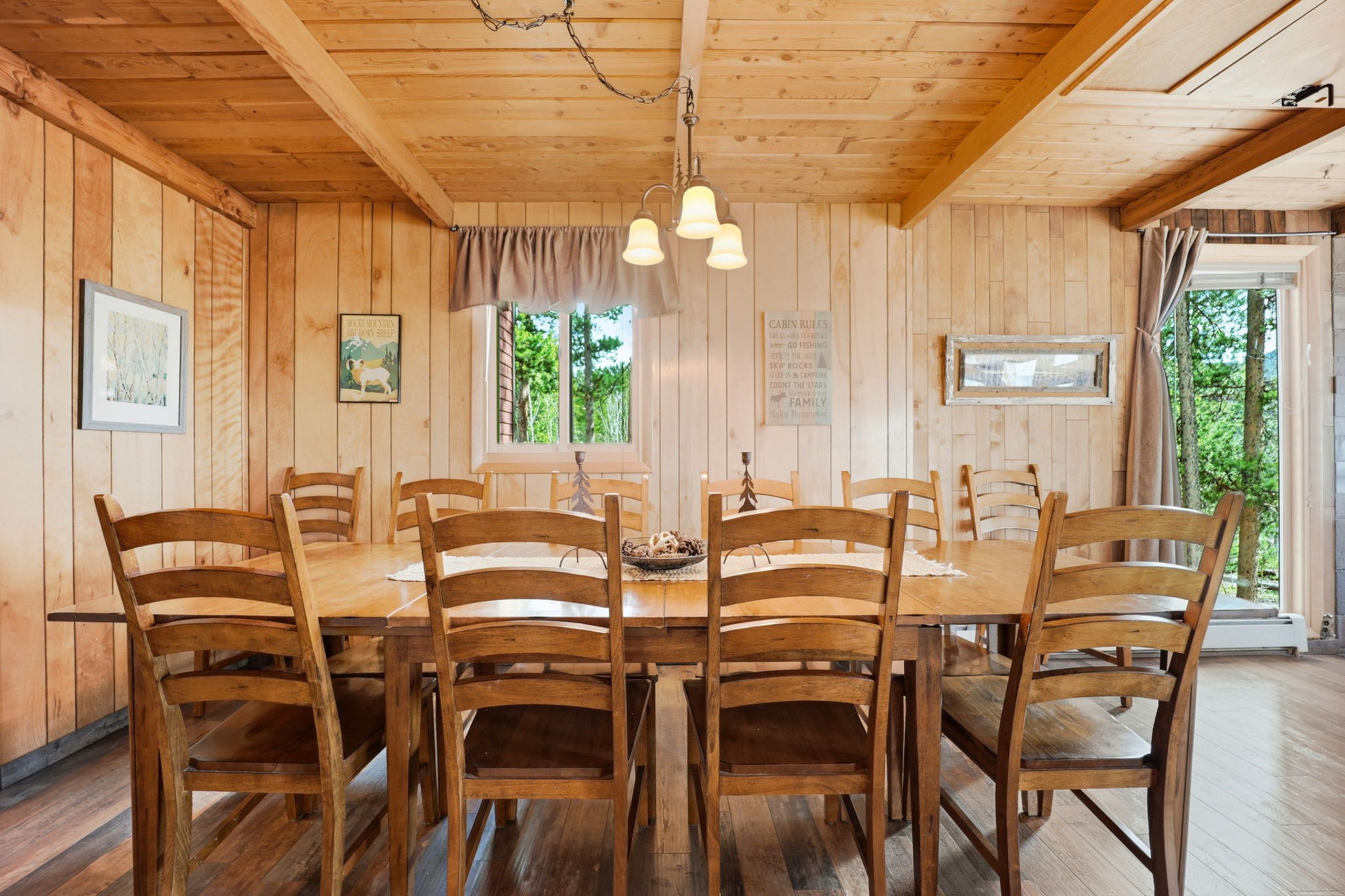 Dining Area | Dishes & Flatware Provided
