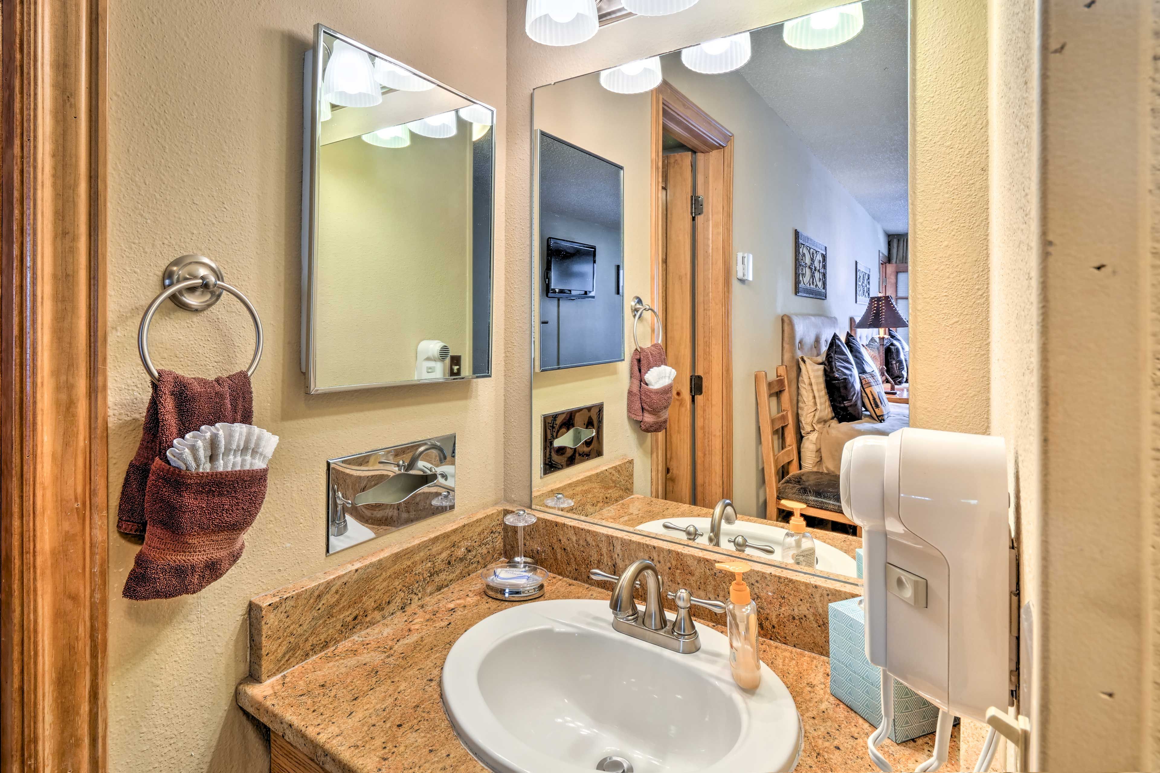 Full Bathroom | Towels Provided