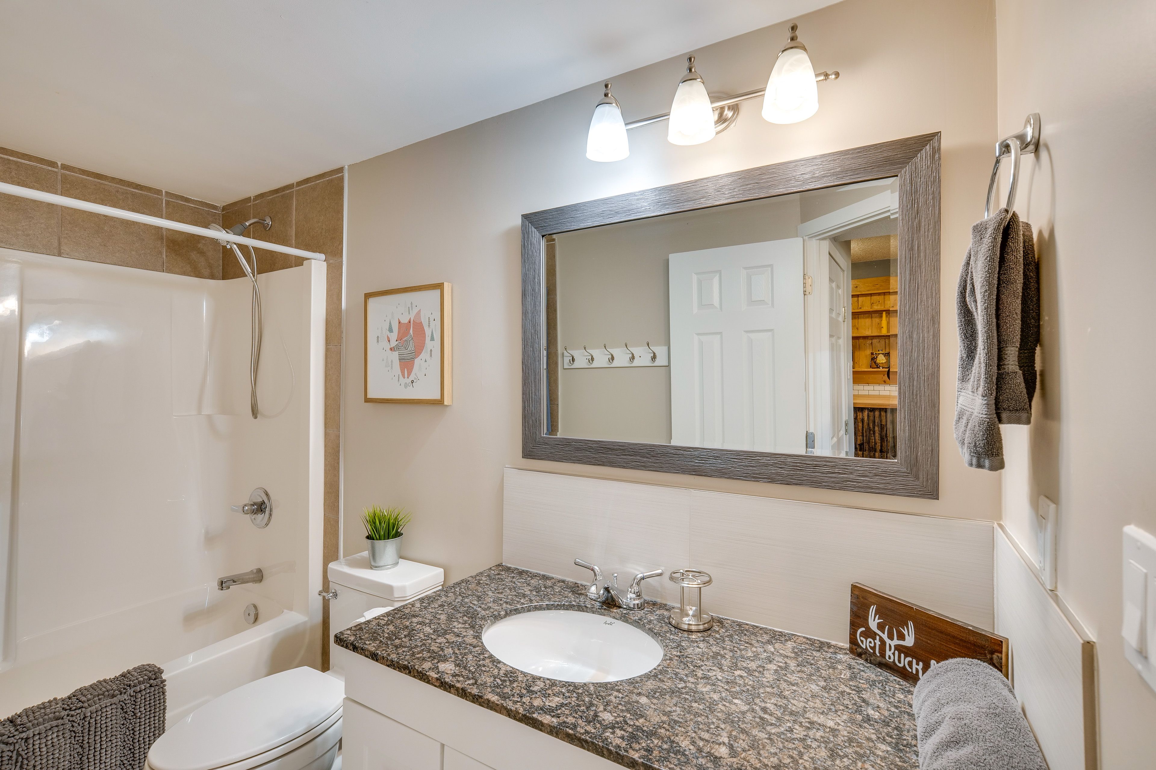 Full Bathroom | Towels Provided