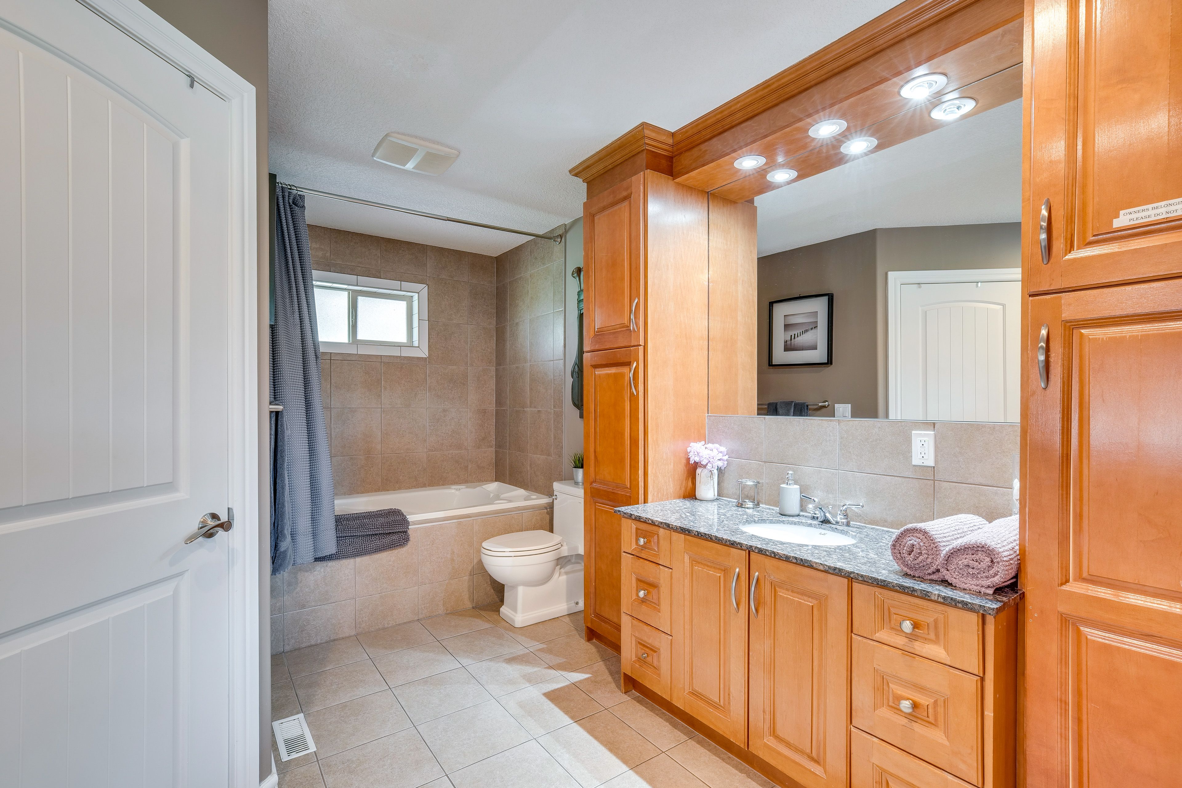 En-Suite Bathroom | Jacuzzi Tub/Shower Combo