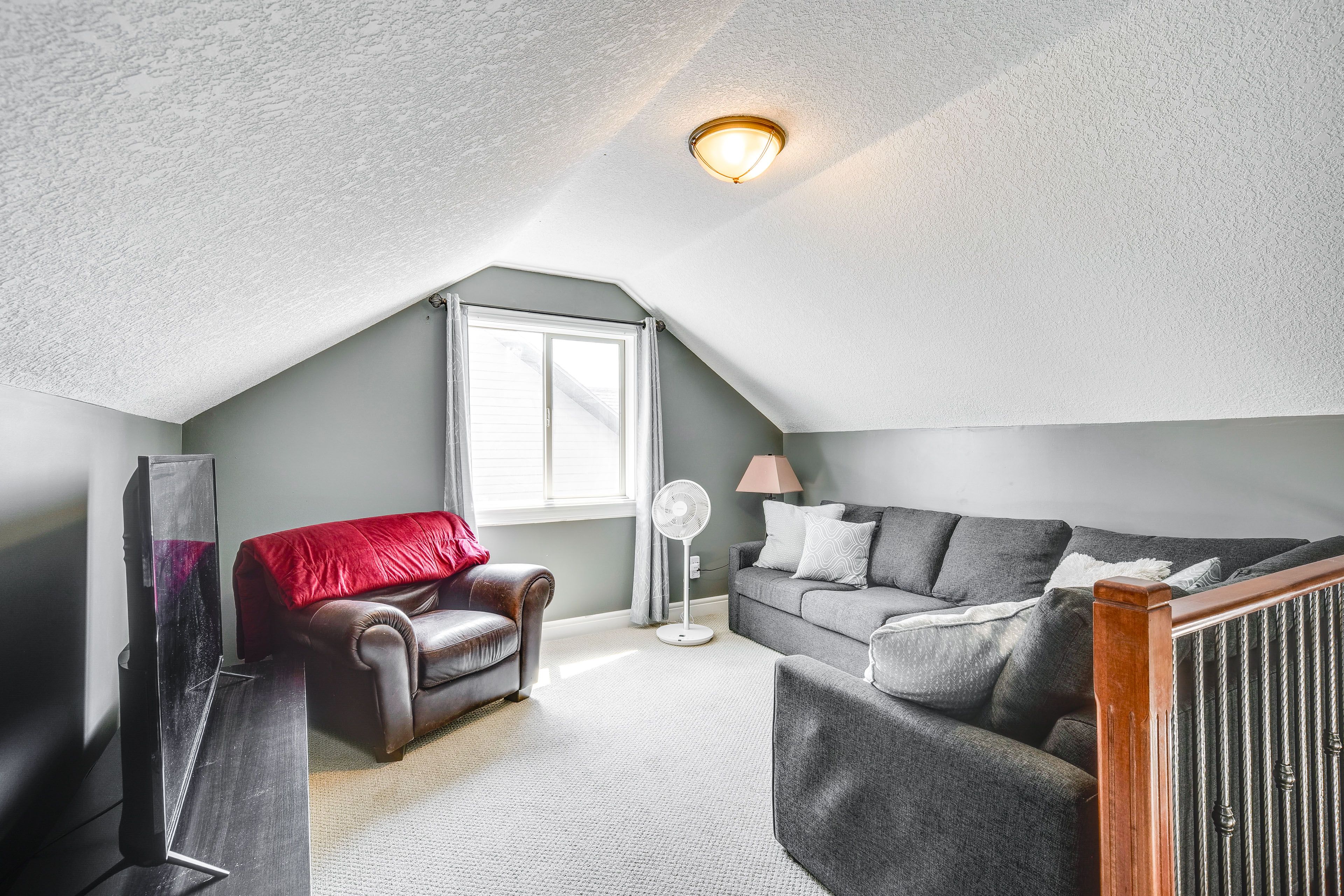 Loft | Flat-Screen TV | Queen Sleeper Sofa