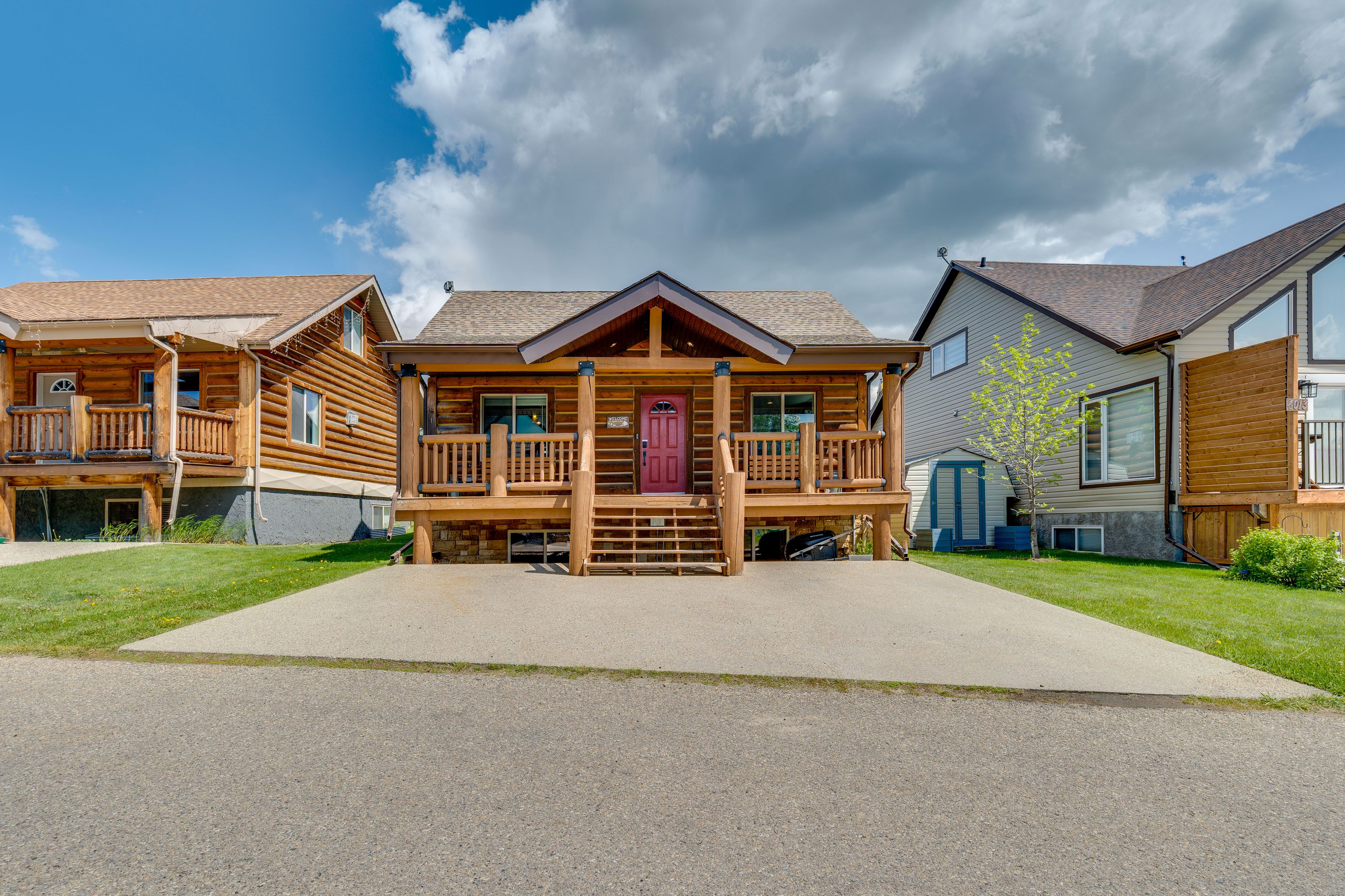 Cabin Exterior | Driveway Parking (2 Vehicles)