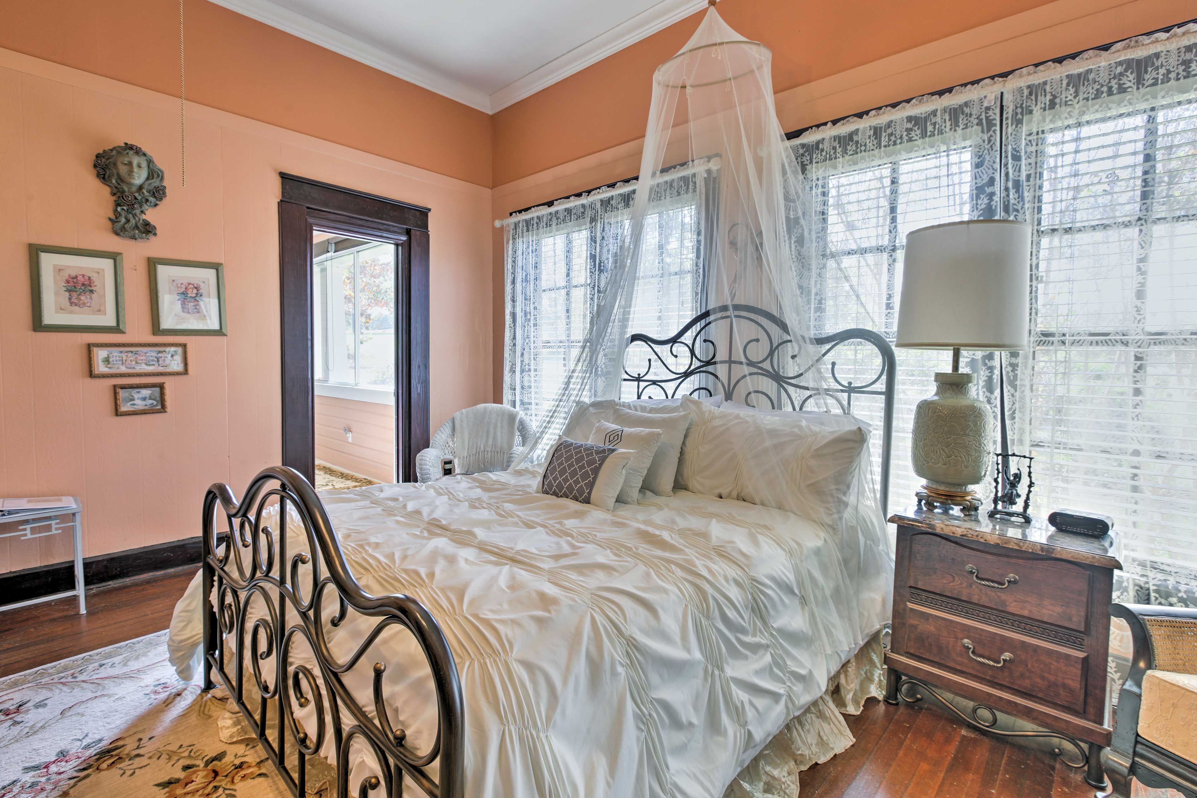 Bedroom 1 | Queen Bed