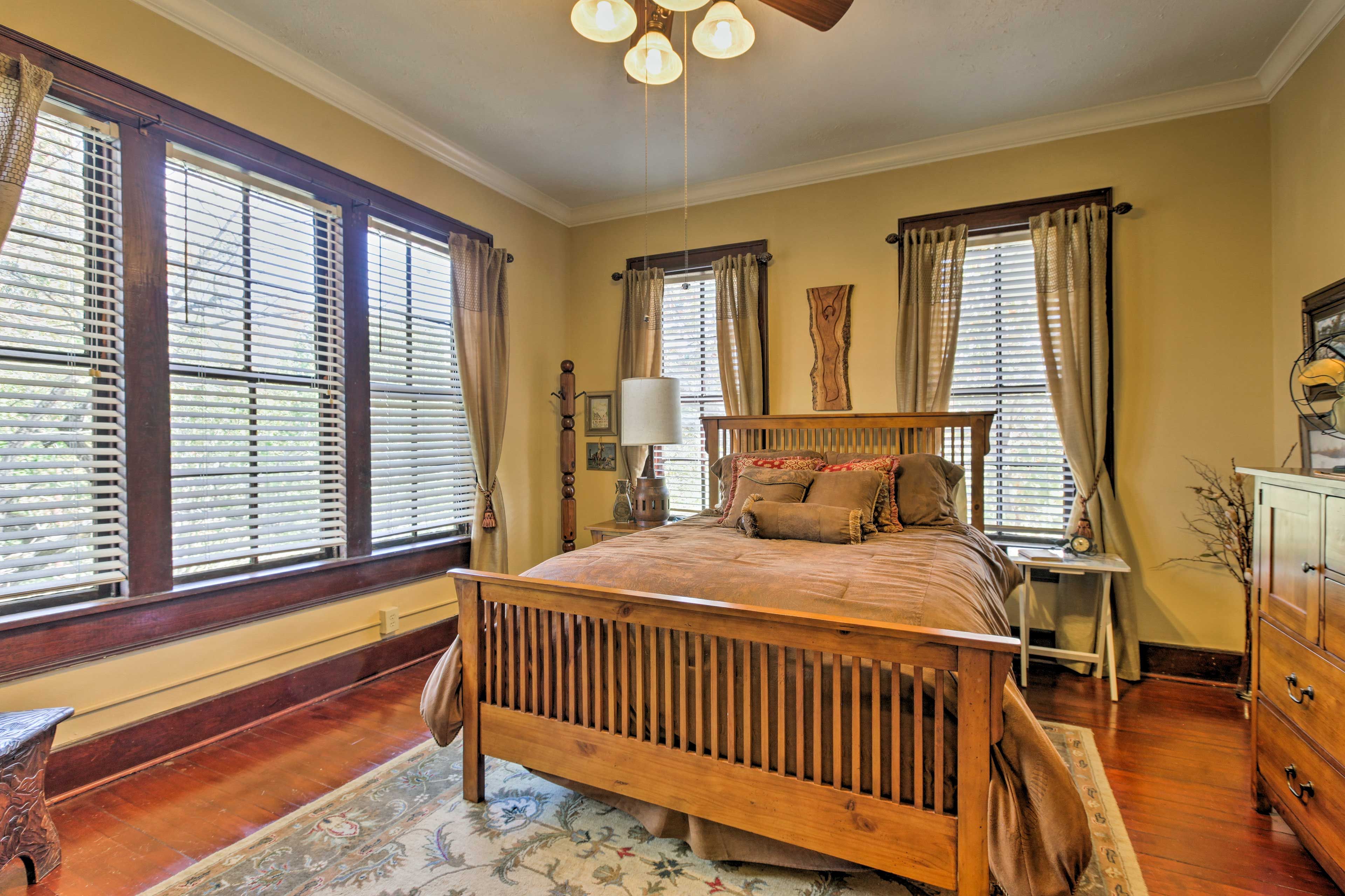Bedroom 3 | Queen Bed