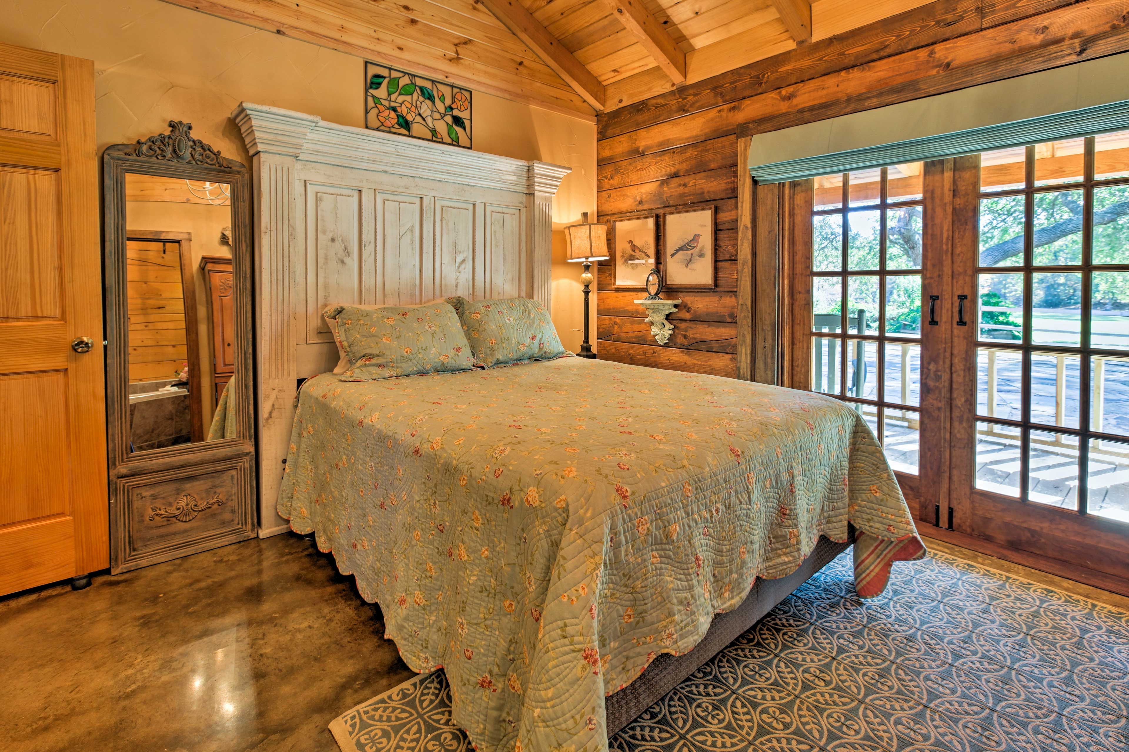 Bedroom 1 | Queen Bed
