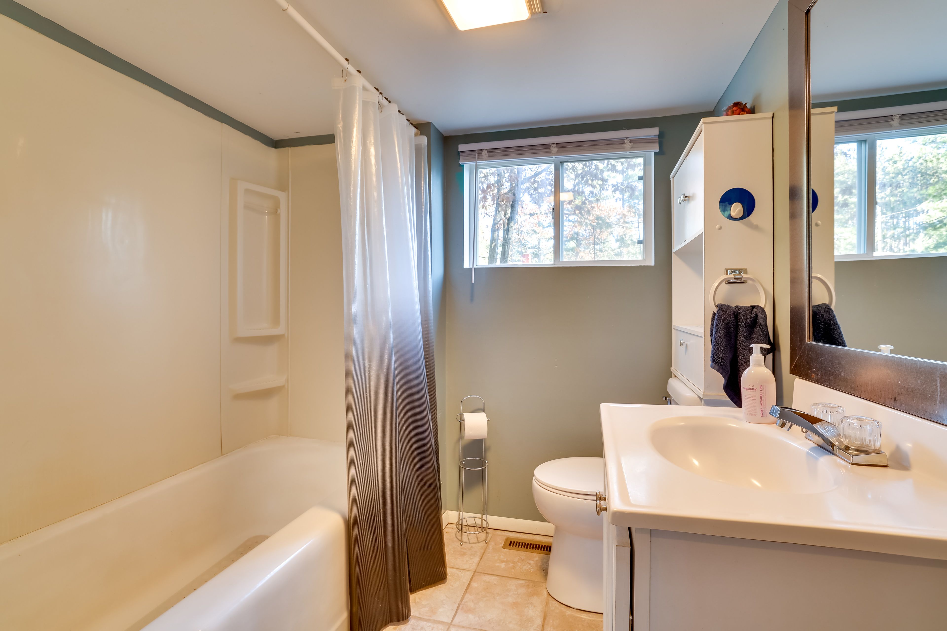 Full Bathroom | Complimentary Toiletries | Towels Provided