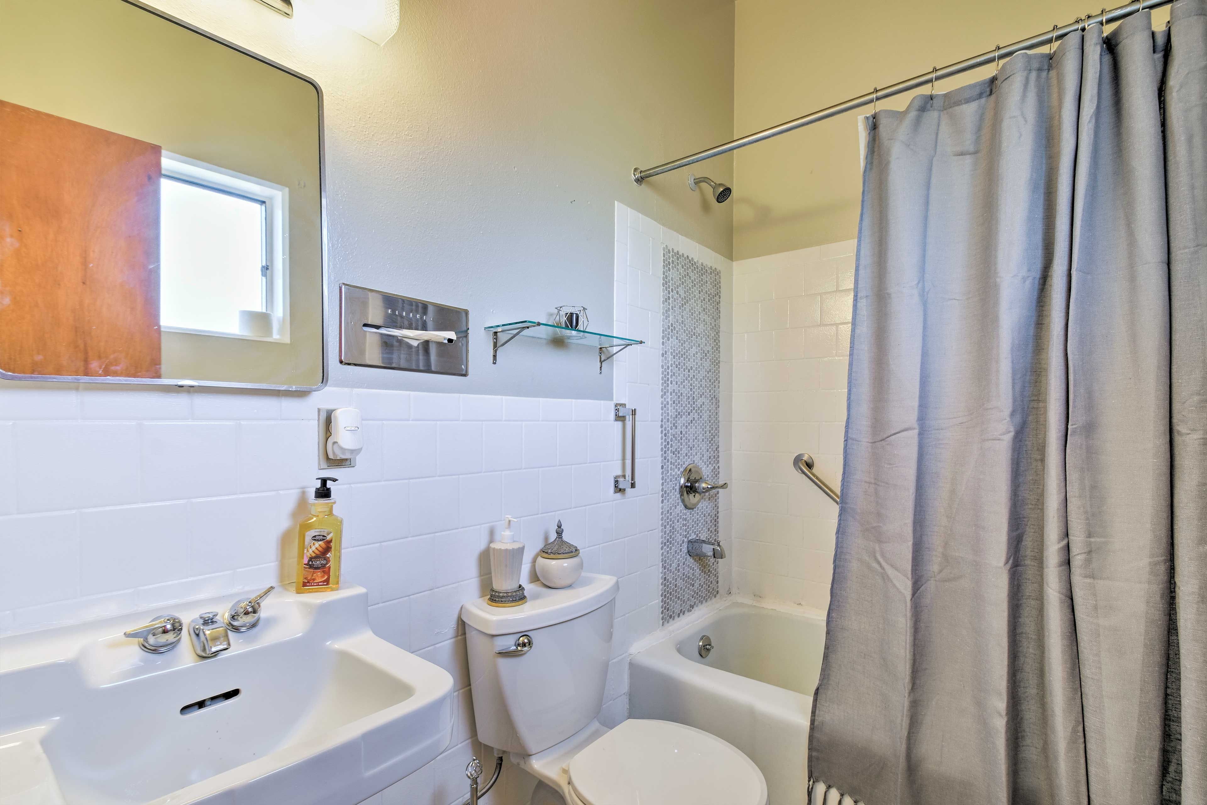 Full Bathroom | Complimentary Toiletries Provided