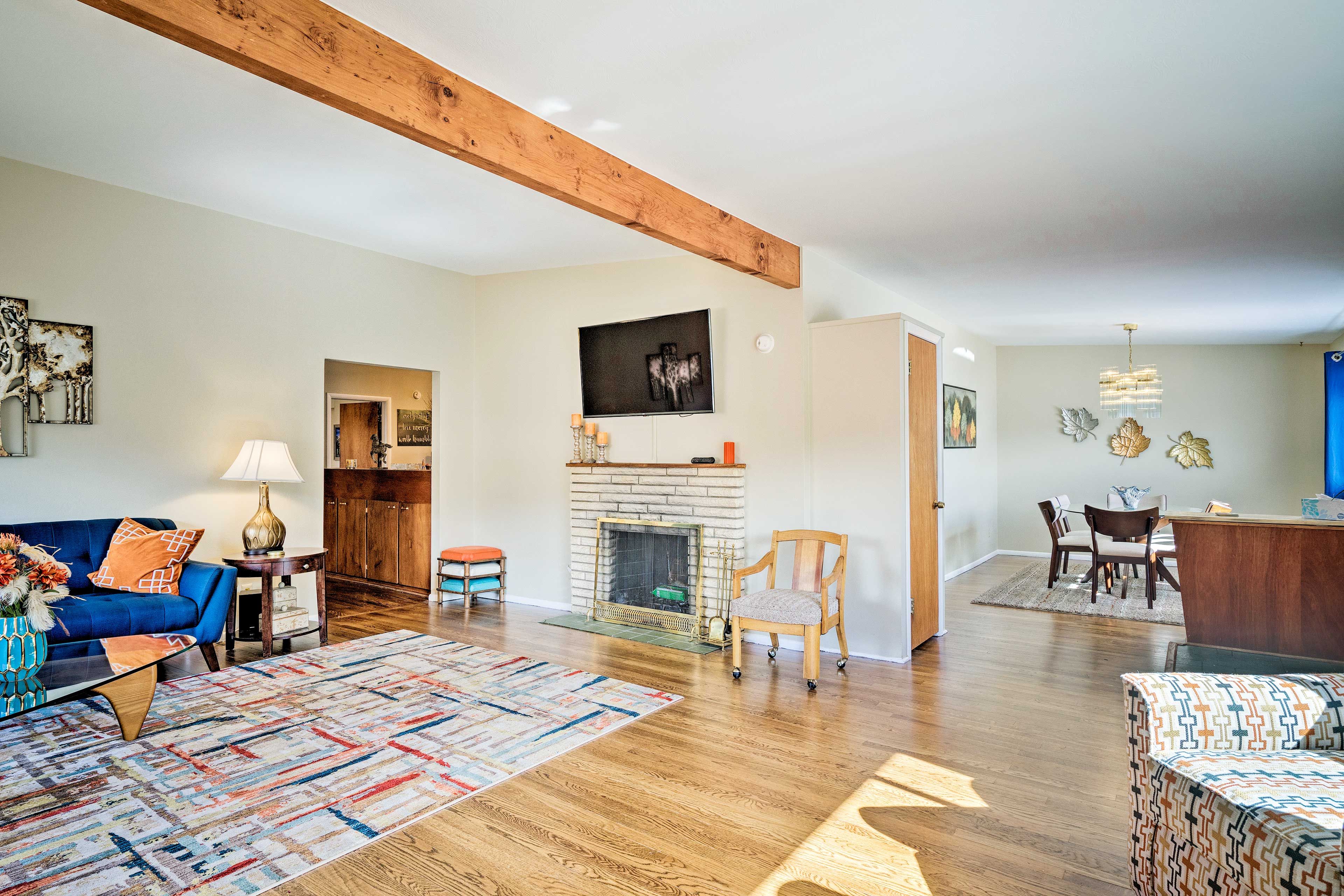 Living Room | Free WiFi | Fireplace | Central Air Conditioning