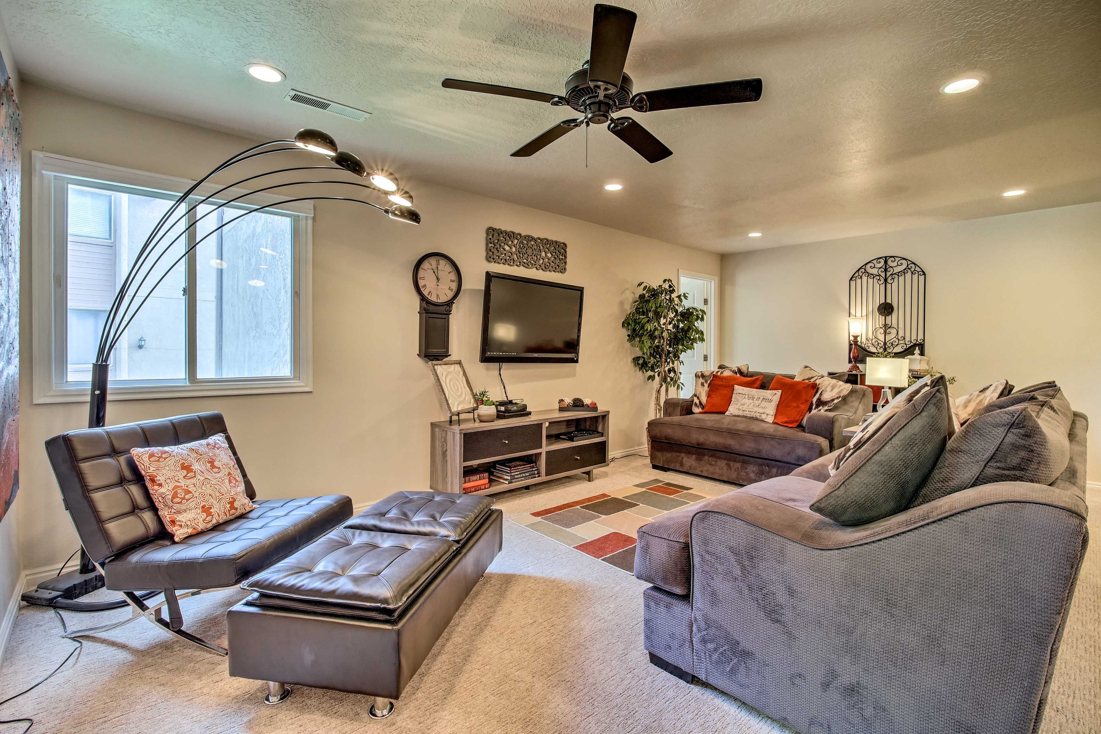 Living Room | Free WiFi | Central A/C | Smart TV
