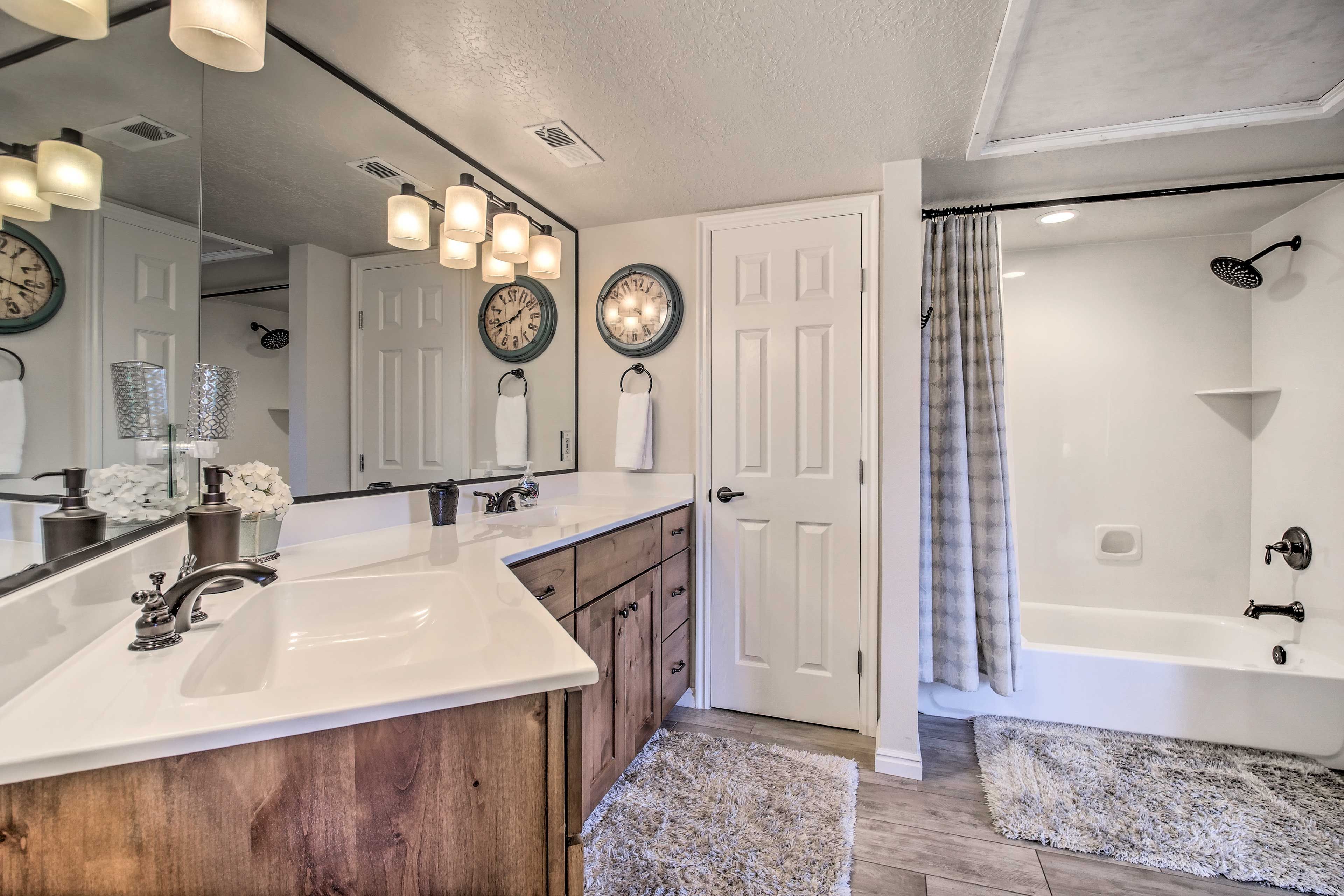 Full Bathroom | Toiletries Provided