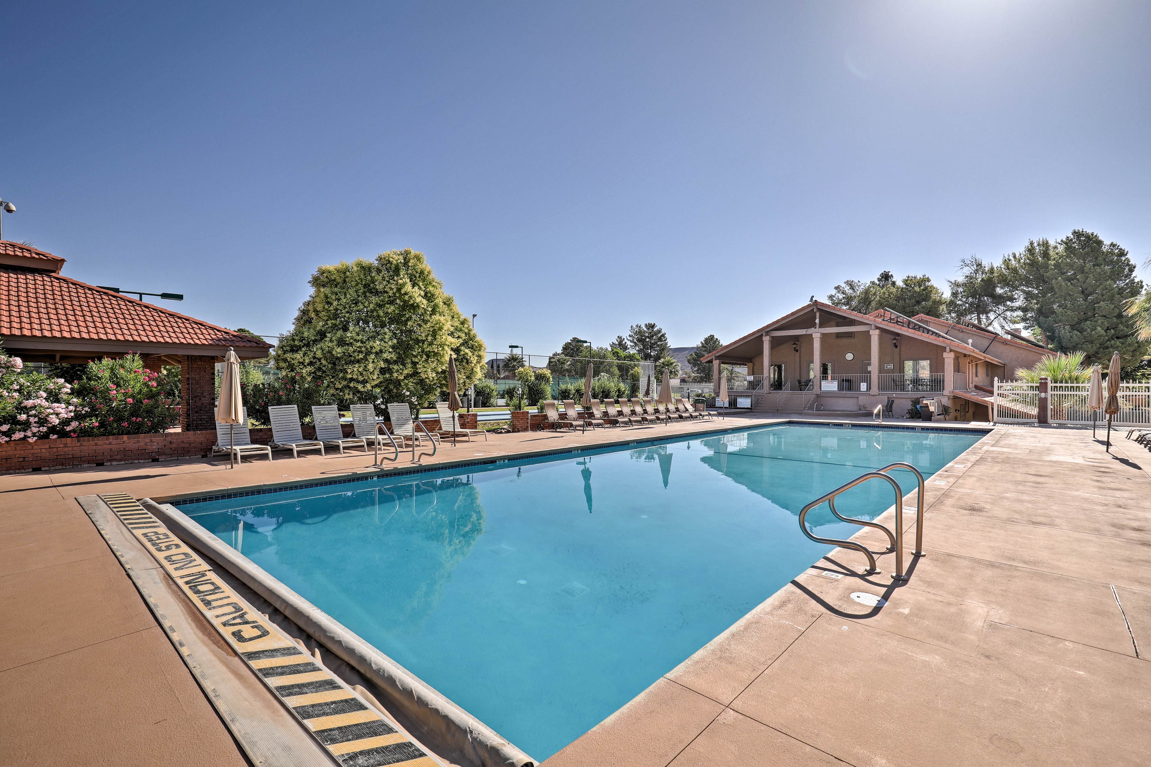Community Pool & Hot Tub | Outdoor Dining | 3-Story Home