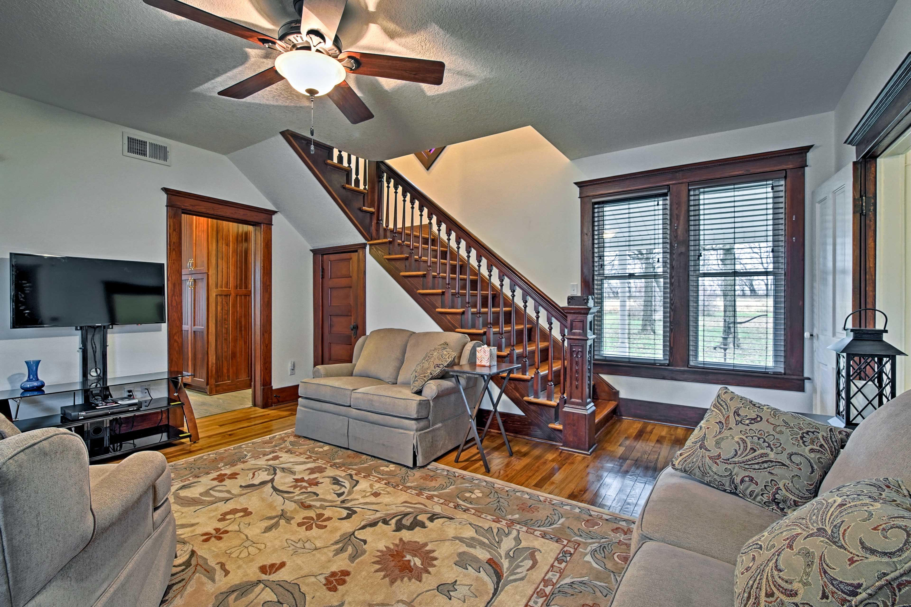 Living Room | Free WiFi | Central A/C | Smart TV