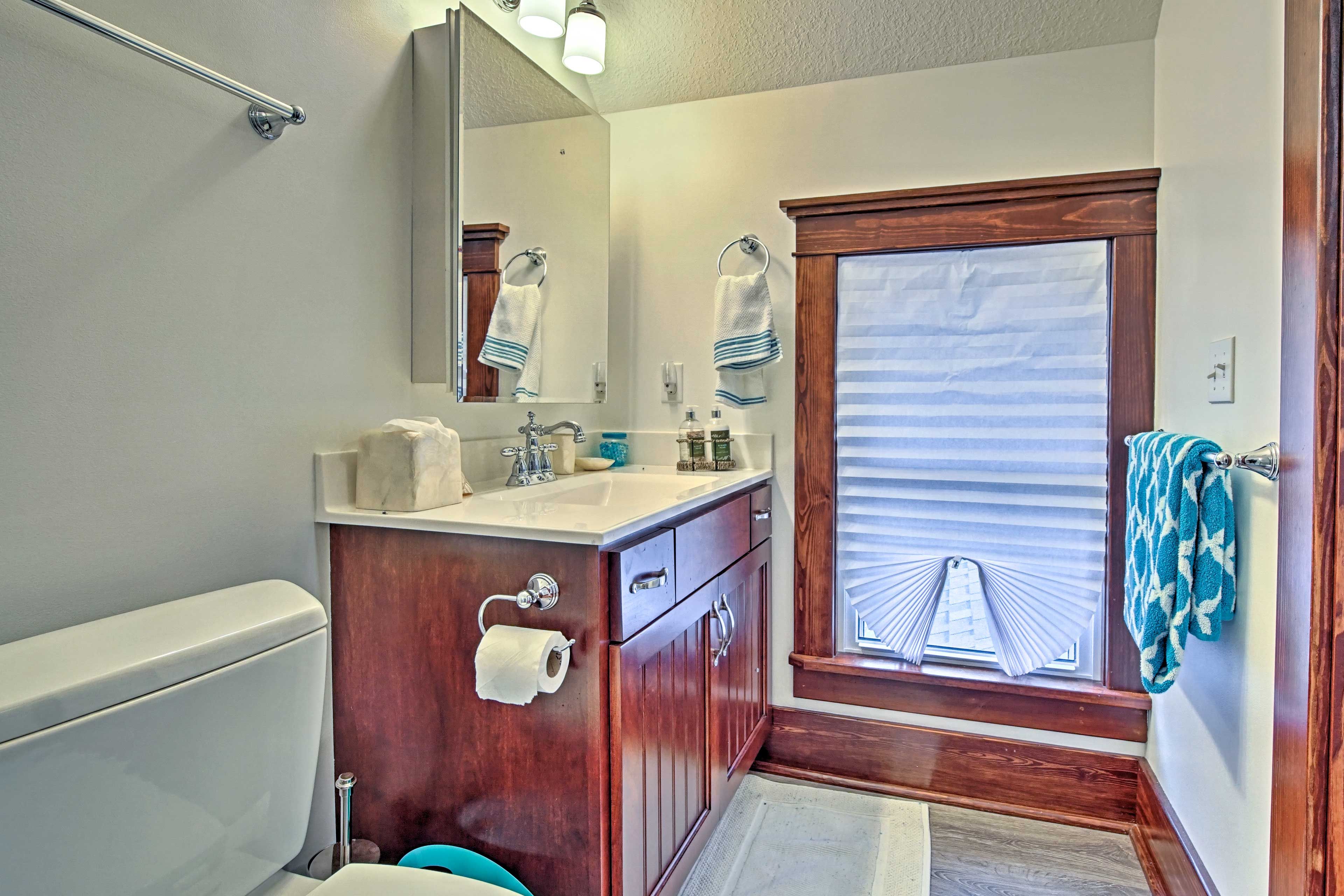 Full Bathroom | Towels Provided