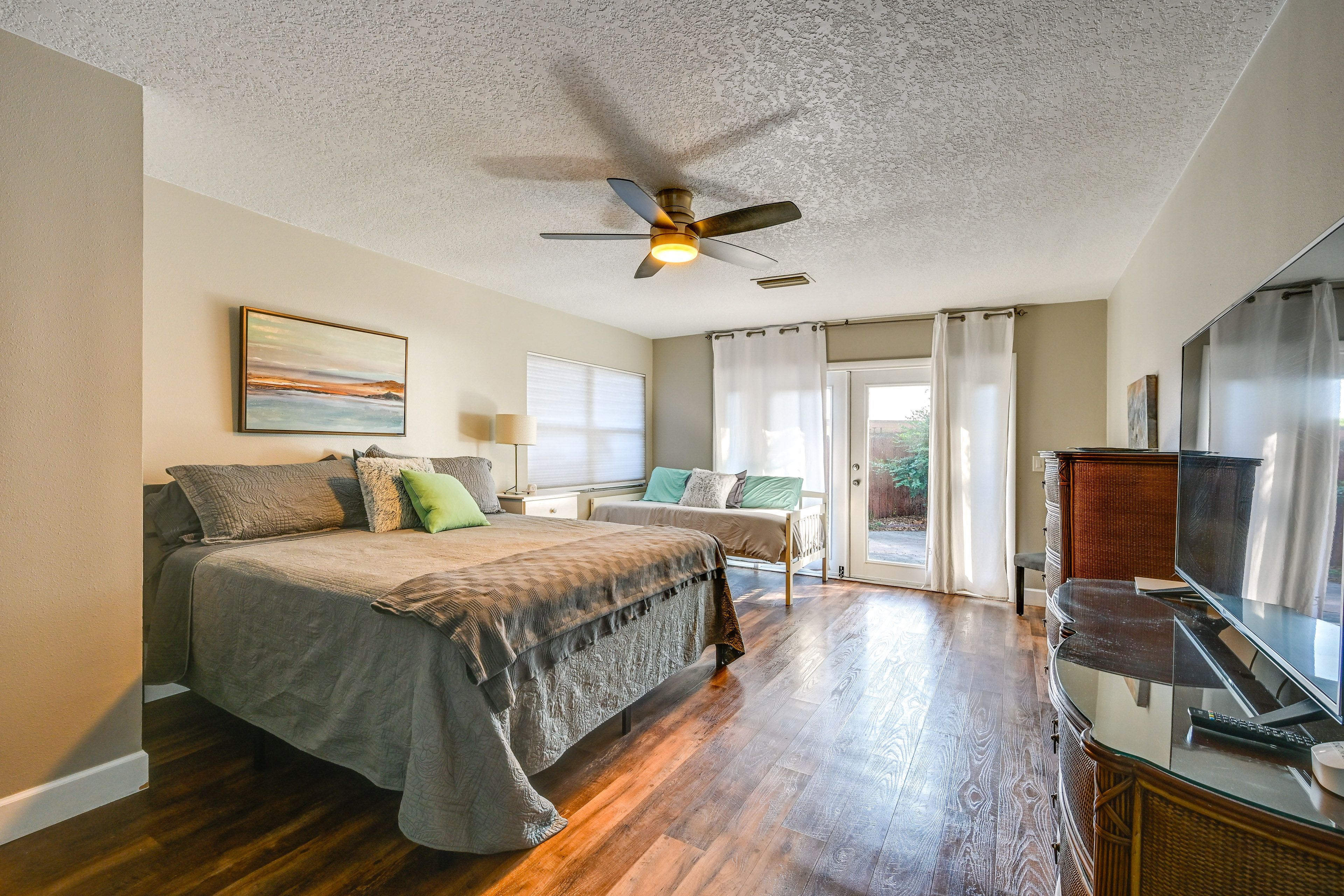 Bedroom 1 | King Bed | Twin Daybed | Linens Provided