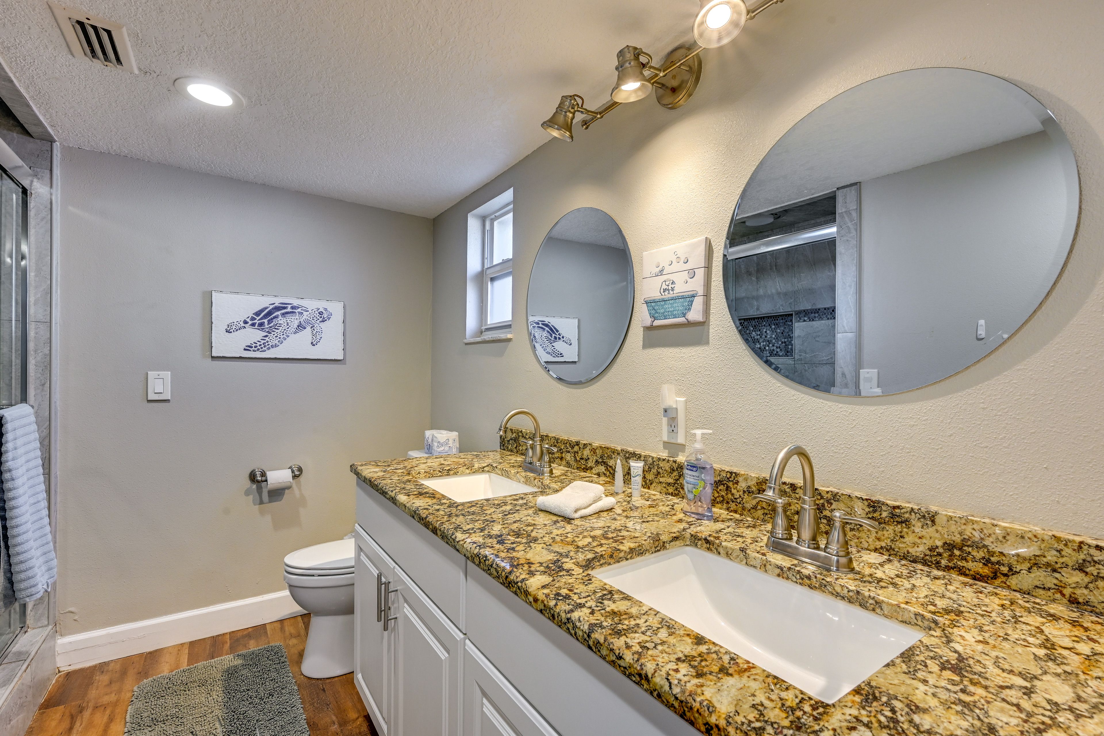 En-Suite Bathroom | Towels Provided