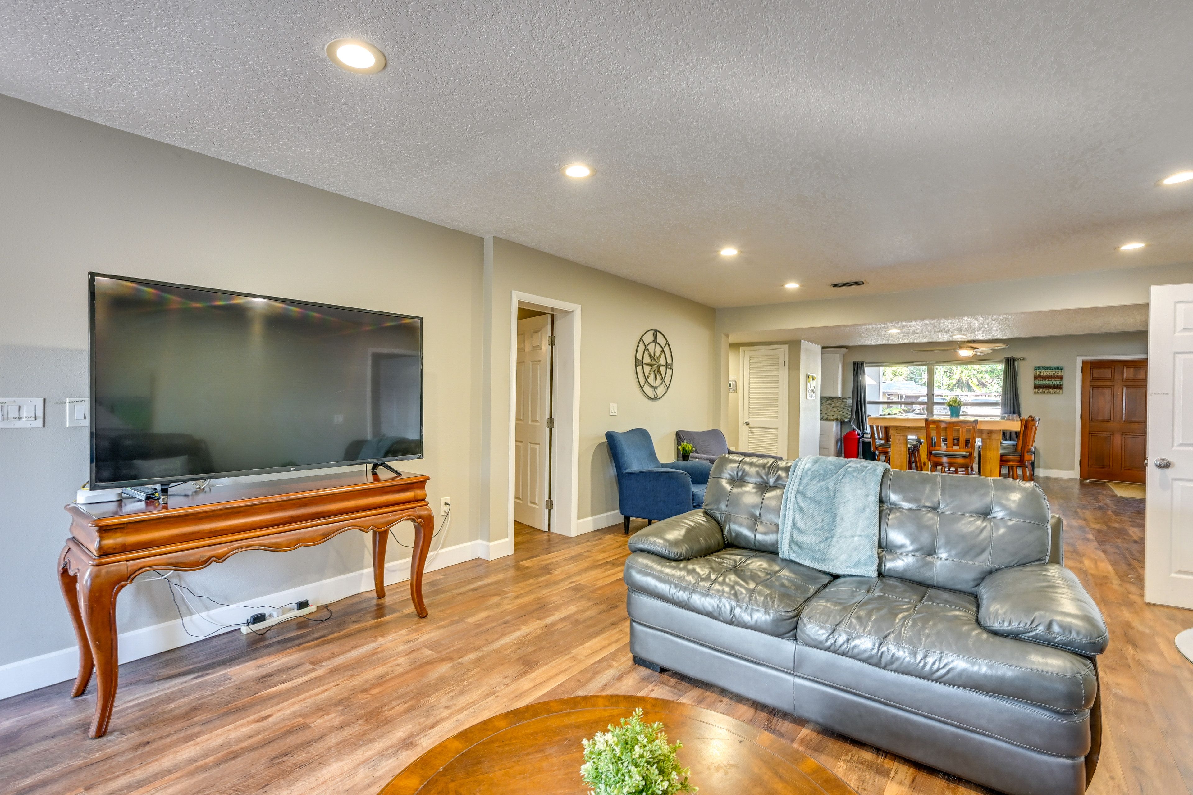 Living Room | Free WiFi | Central A/C & Heat | Smart TV