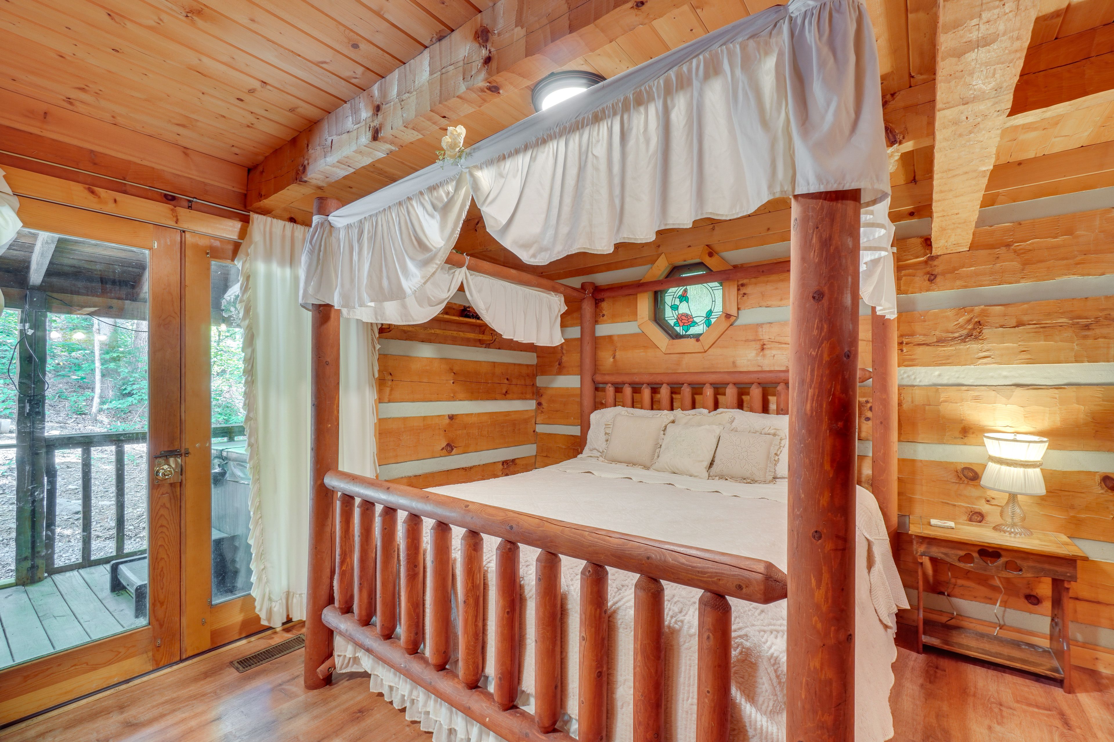Bedroom | King Bed | Linens Provided | Jacuzzi Tub