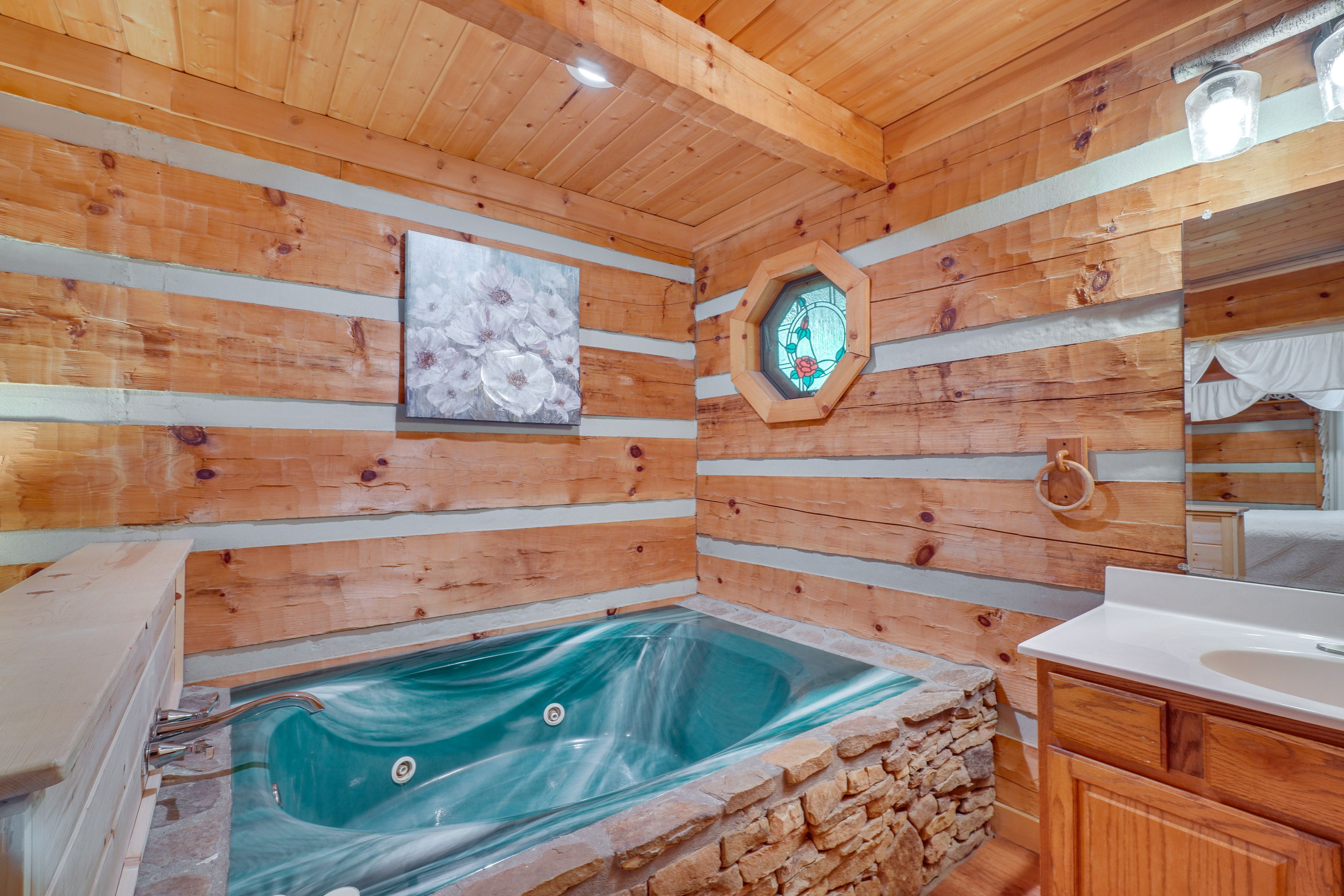 Full Bathroom | Towels Provided | Complimentary Toiletries | Jetted Tub