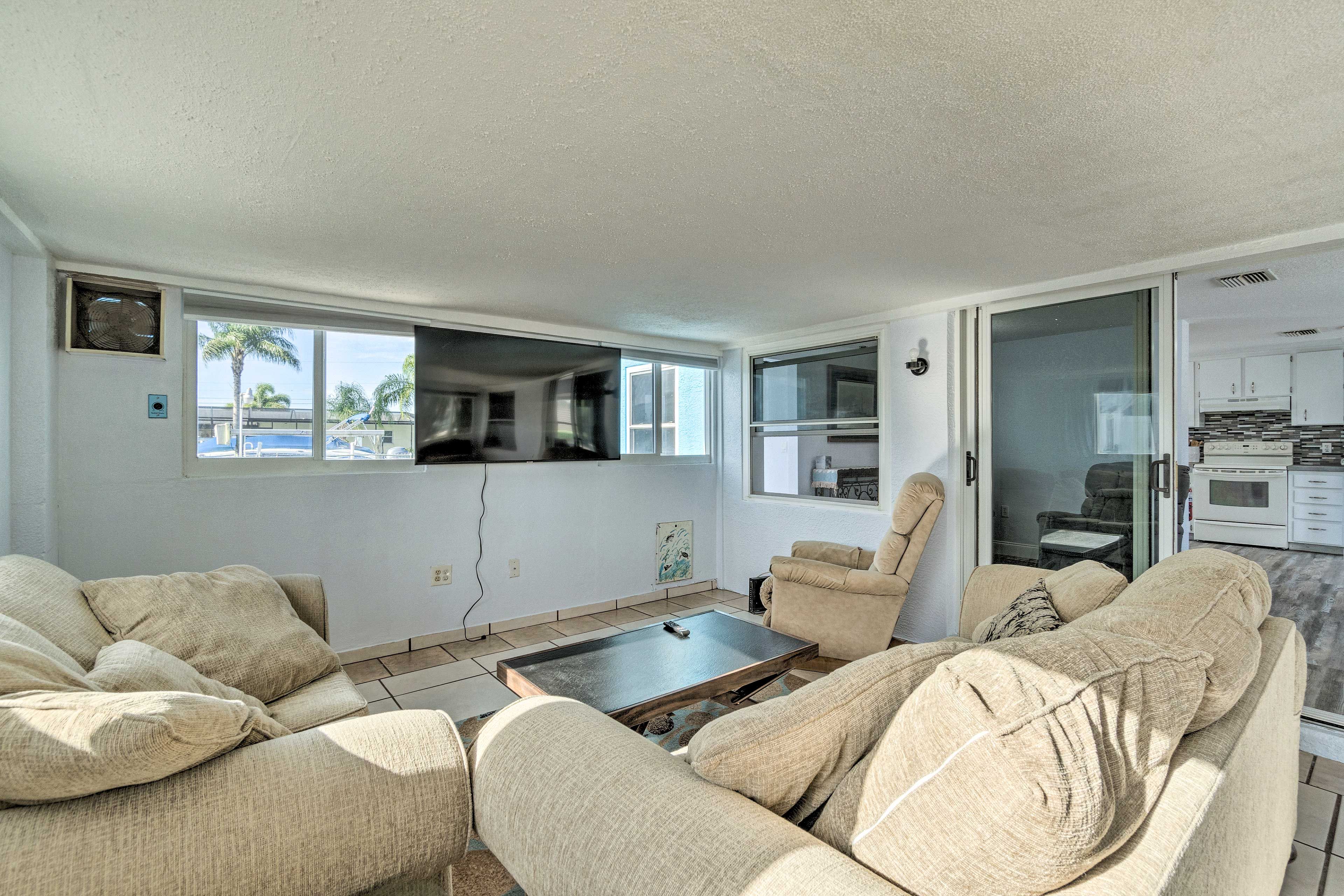 Living Room | 2 Cable TVs | Central Air Conditioning & Heating