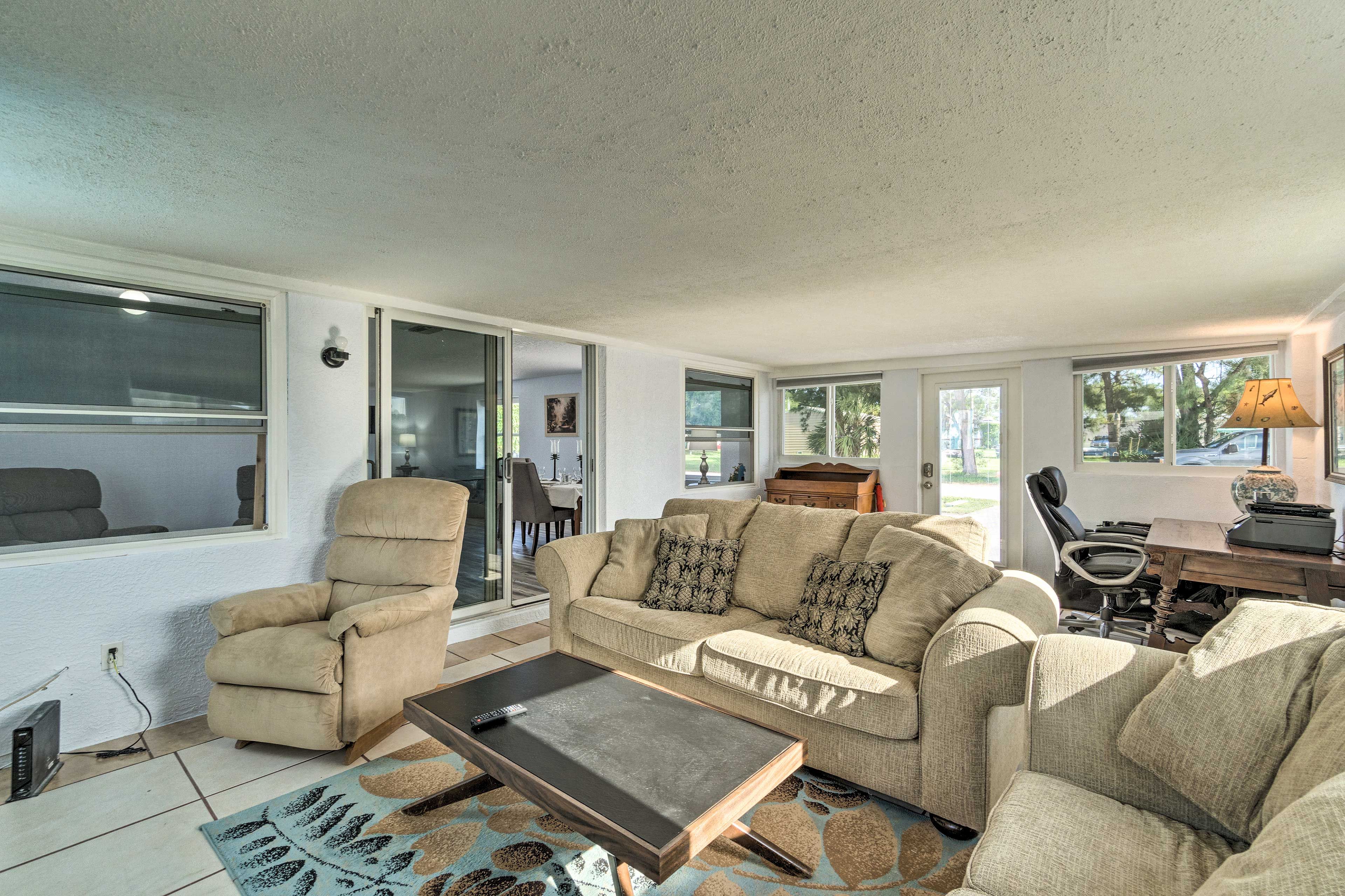 Living Room | Main Floor | Free WiFi | Smart TV
