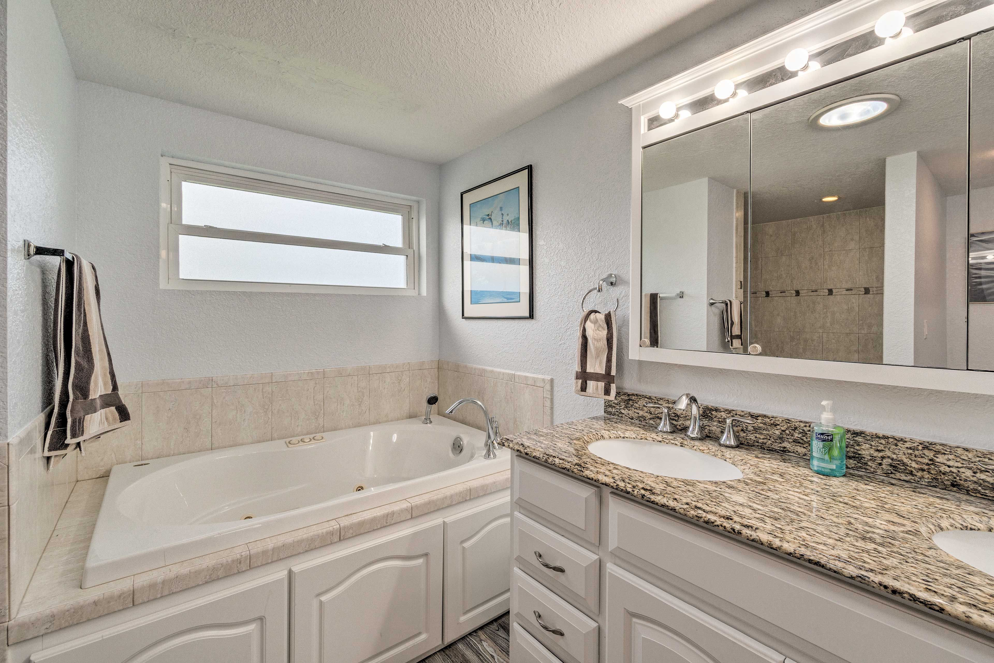 Full Bathroom | Separate Tub & Shower