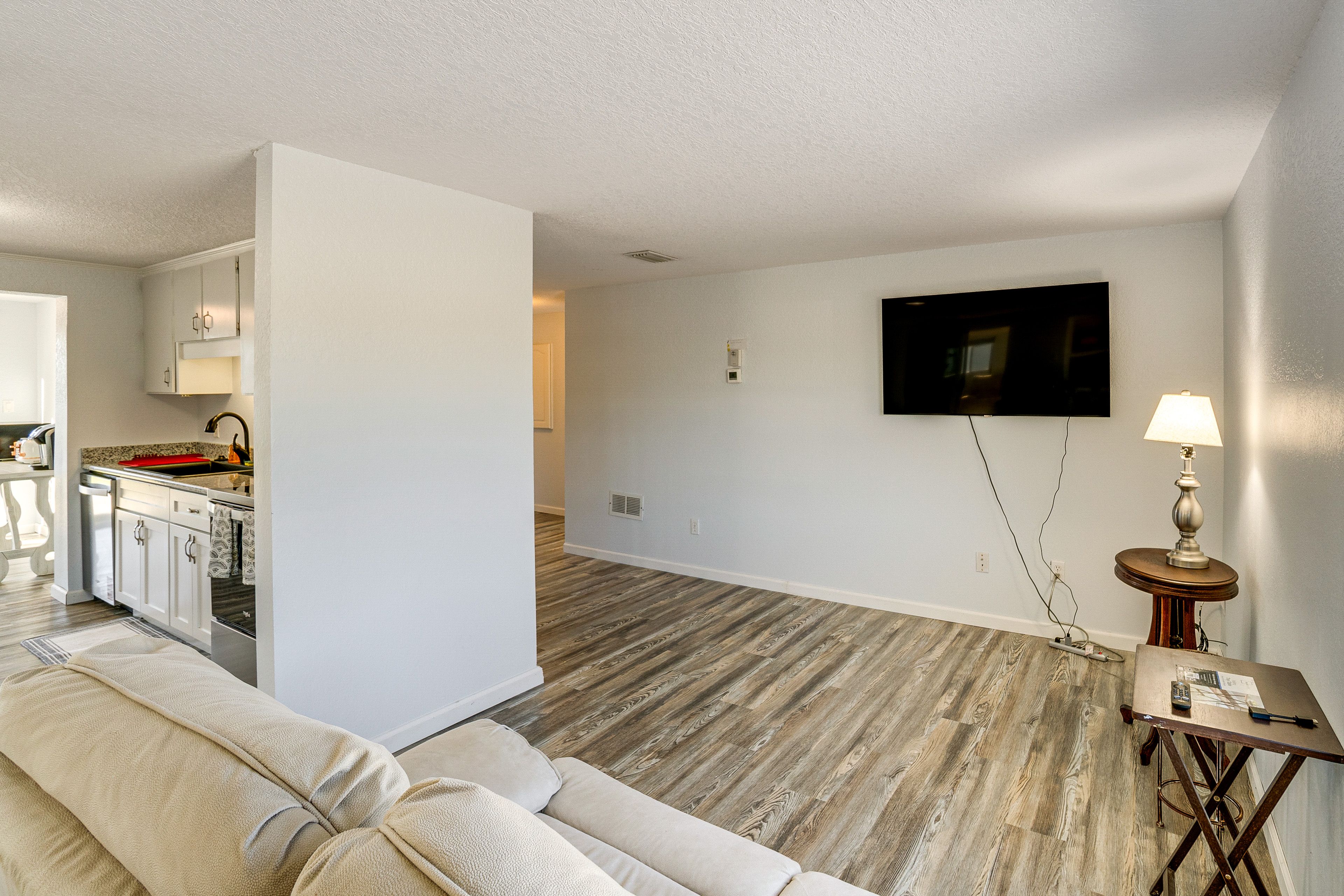 Living Room | Main Floor | Free WiFi | Smart TV