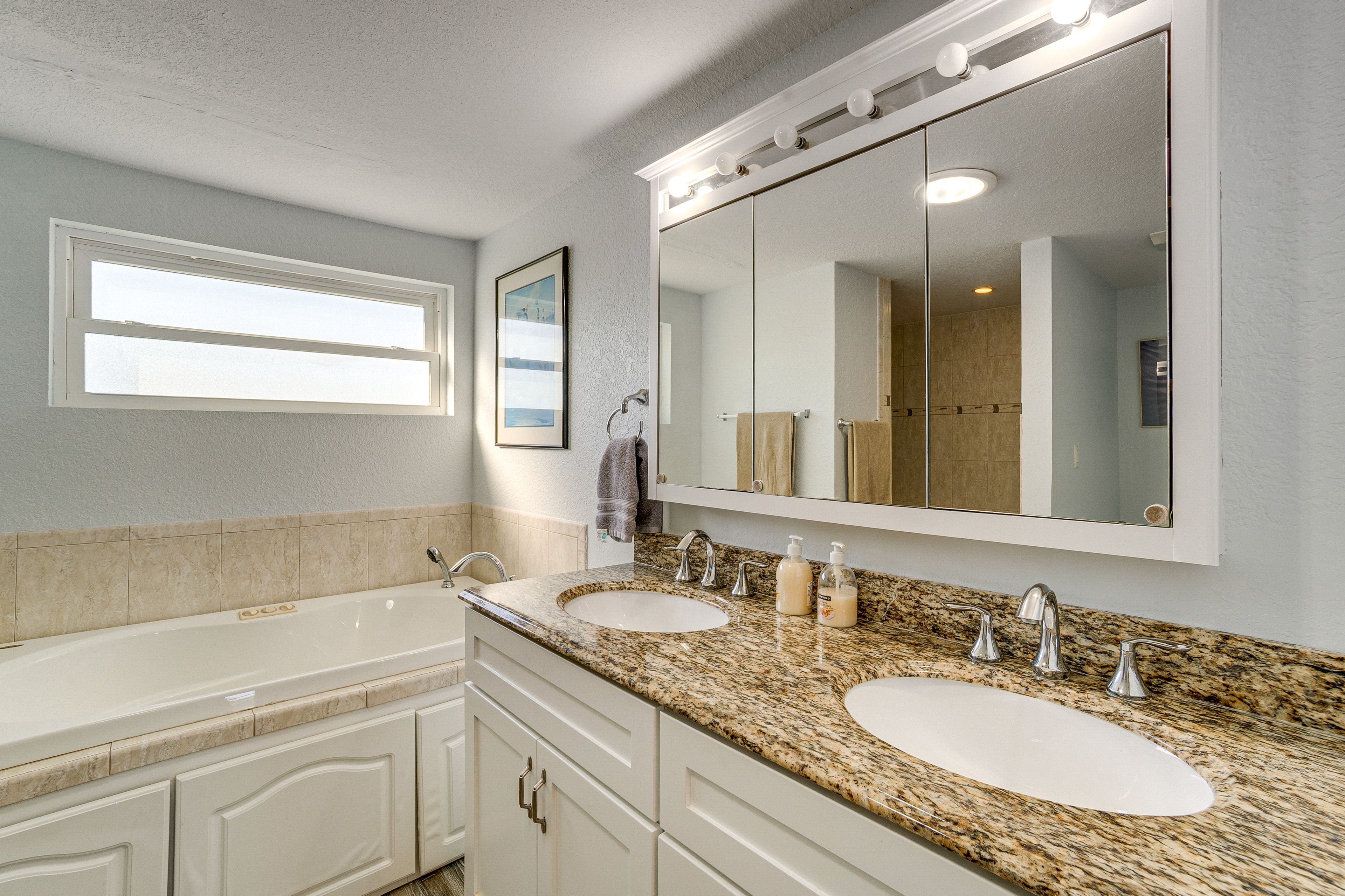 Full Bathroom | Separate Tub & Shower