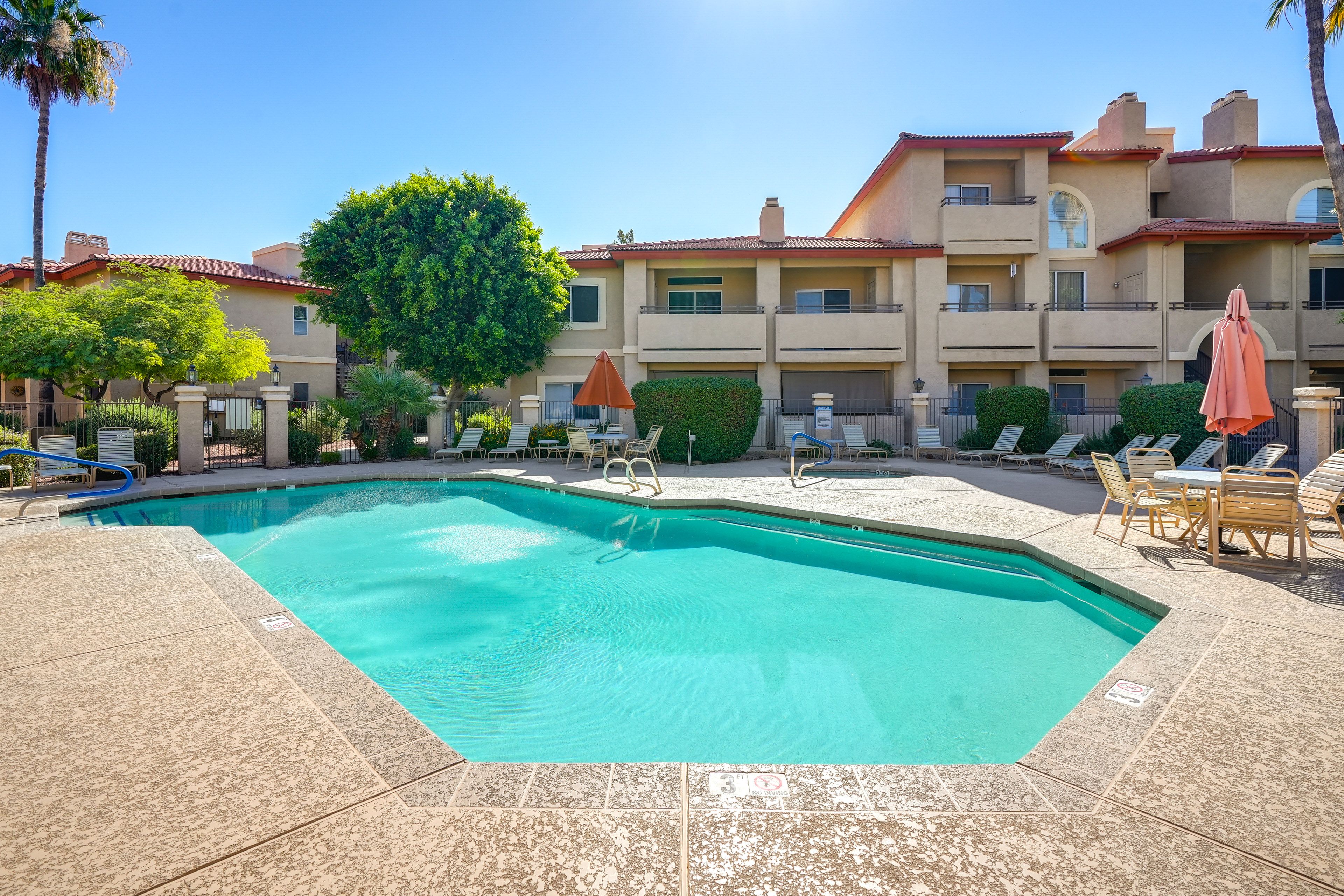 Community Amenities | Outdoor Pools & Hot Tubs