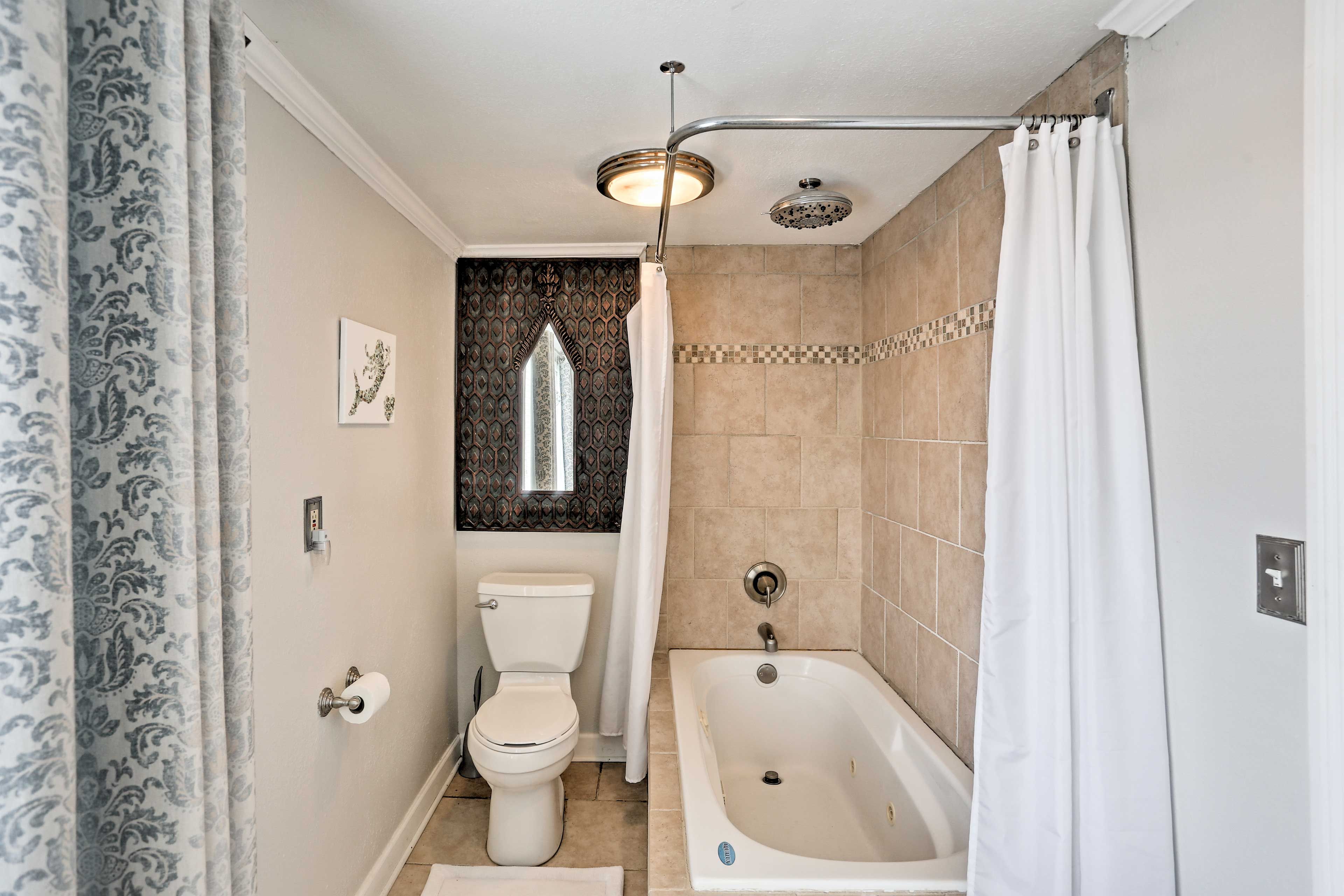 Full Bathroom | Towels Provided