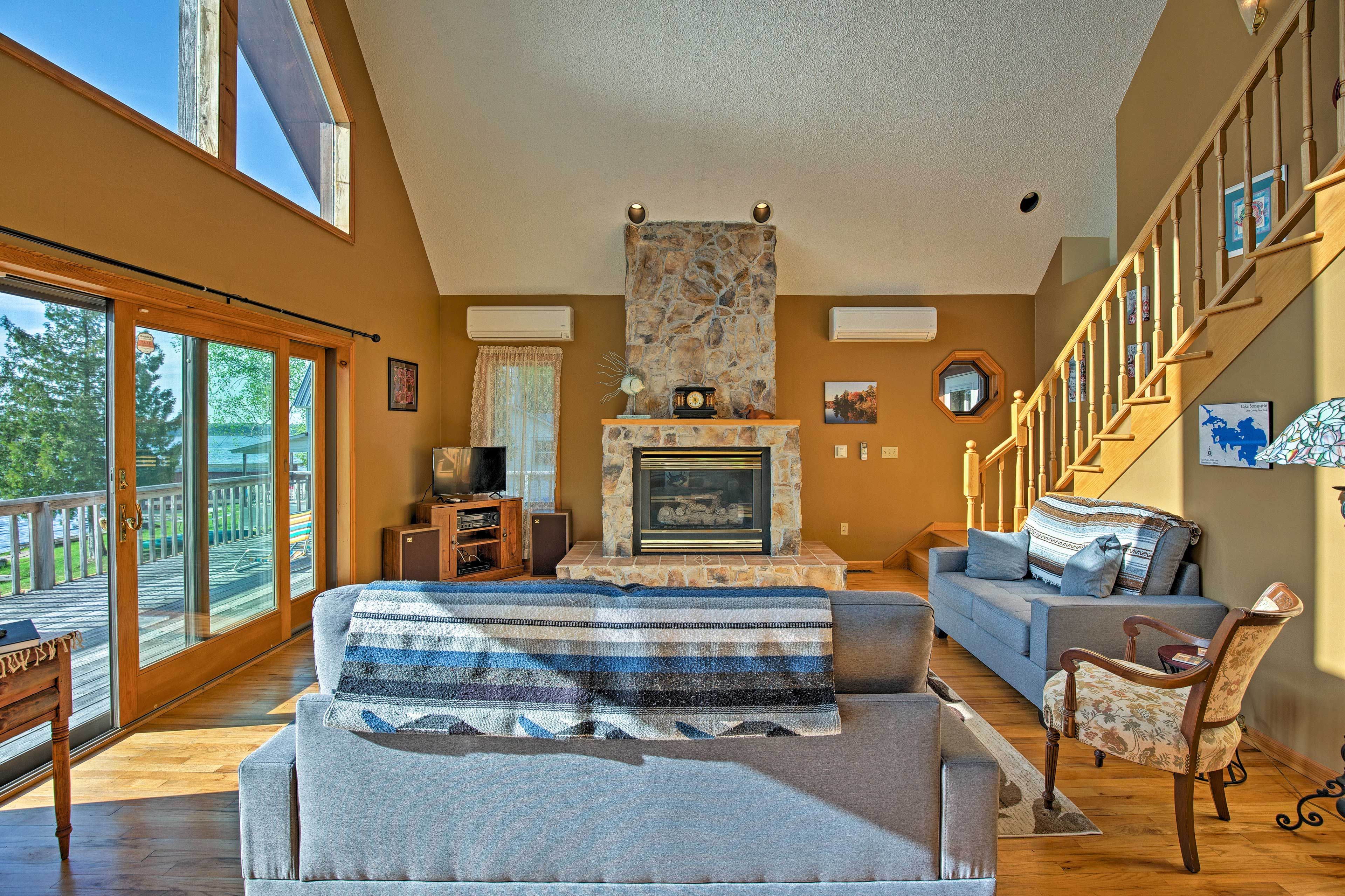 Living Room | Central A/C & Heating | Cable TV | Free WiFi | Gas Fireplace