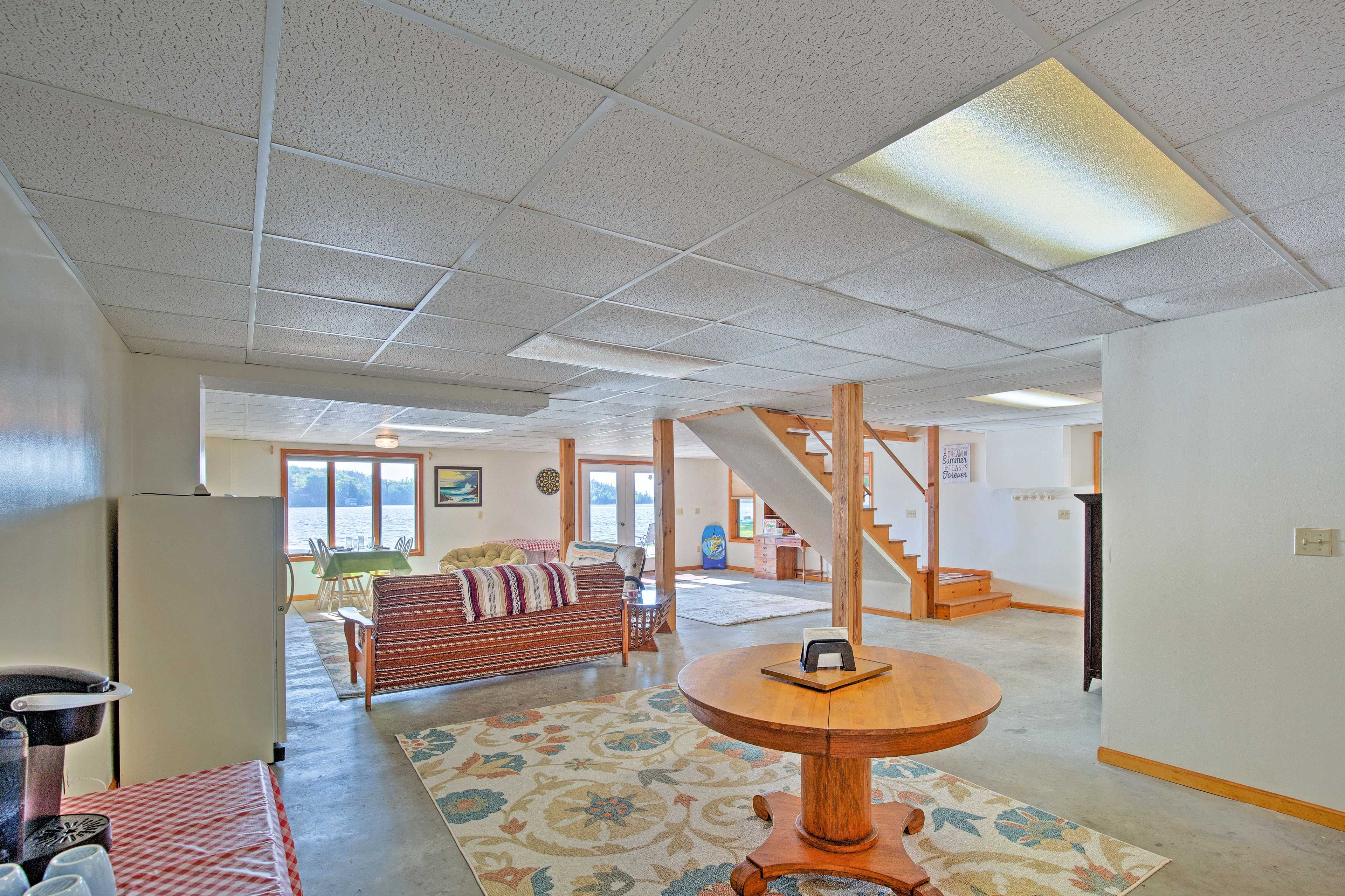 Downstairs Family Room | 2 Futons | Books | Board Games