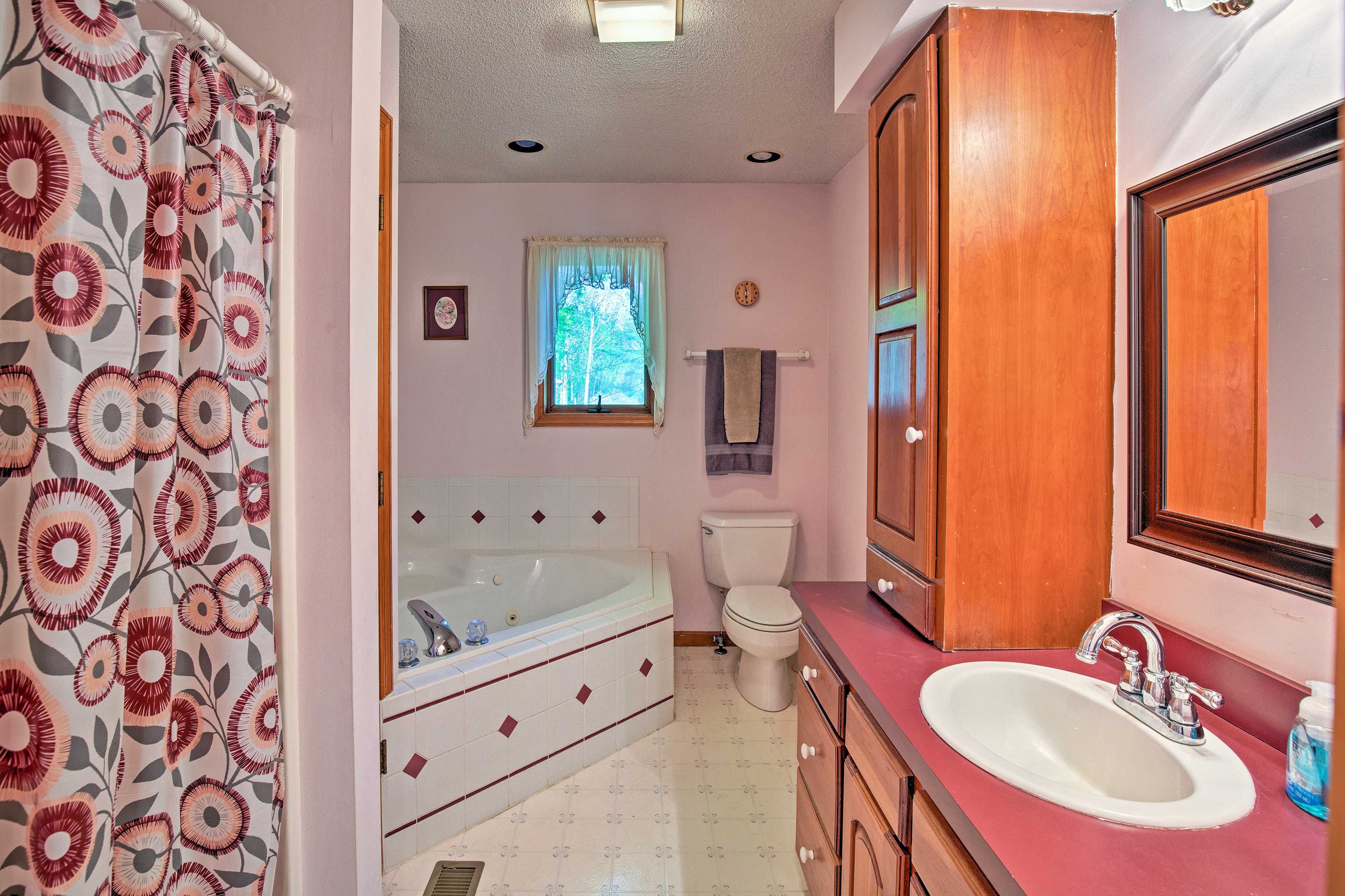 En-Suite Bathroom | Linens & Towels