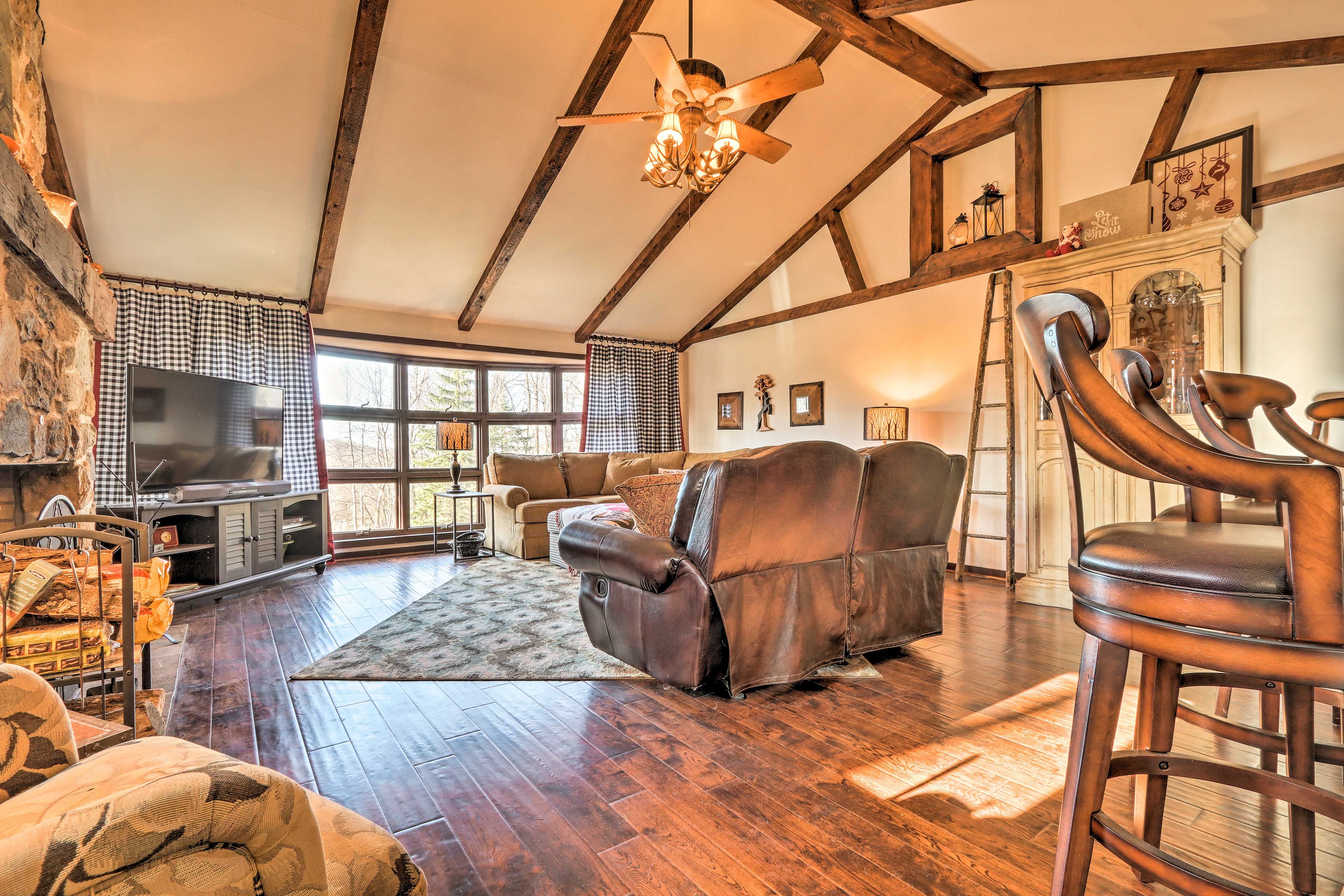 Living Room | Central A/C & Heating | Cable TV | Free WiFi