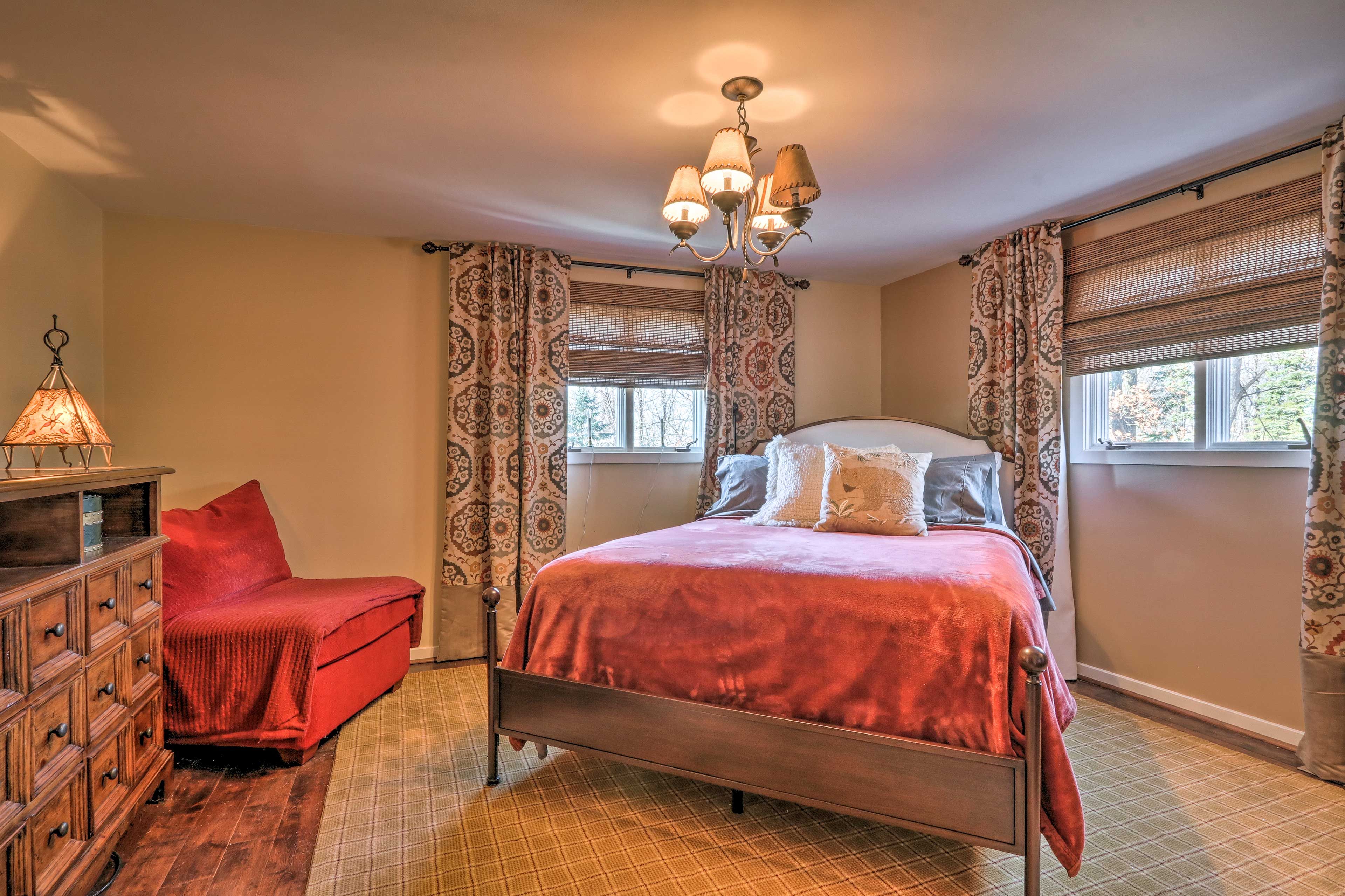 Bedroom 1 | Queen Bed
