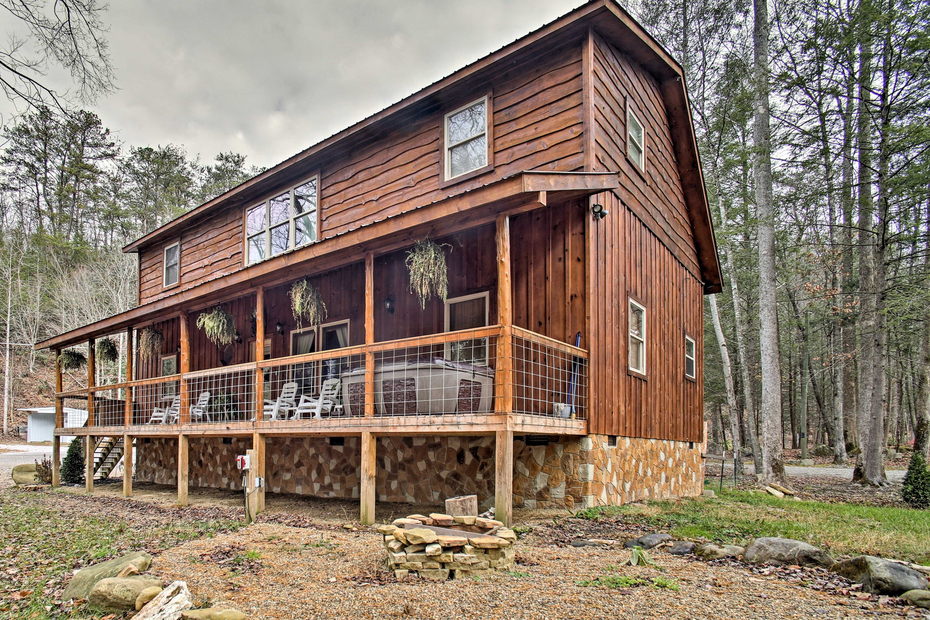 Gatlingburg Vacation Rental | 4BR | 3BA | 2,304 Sq Ft | Stairs Required to Enter