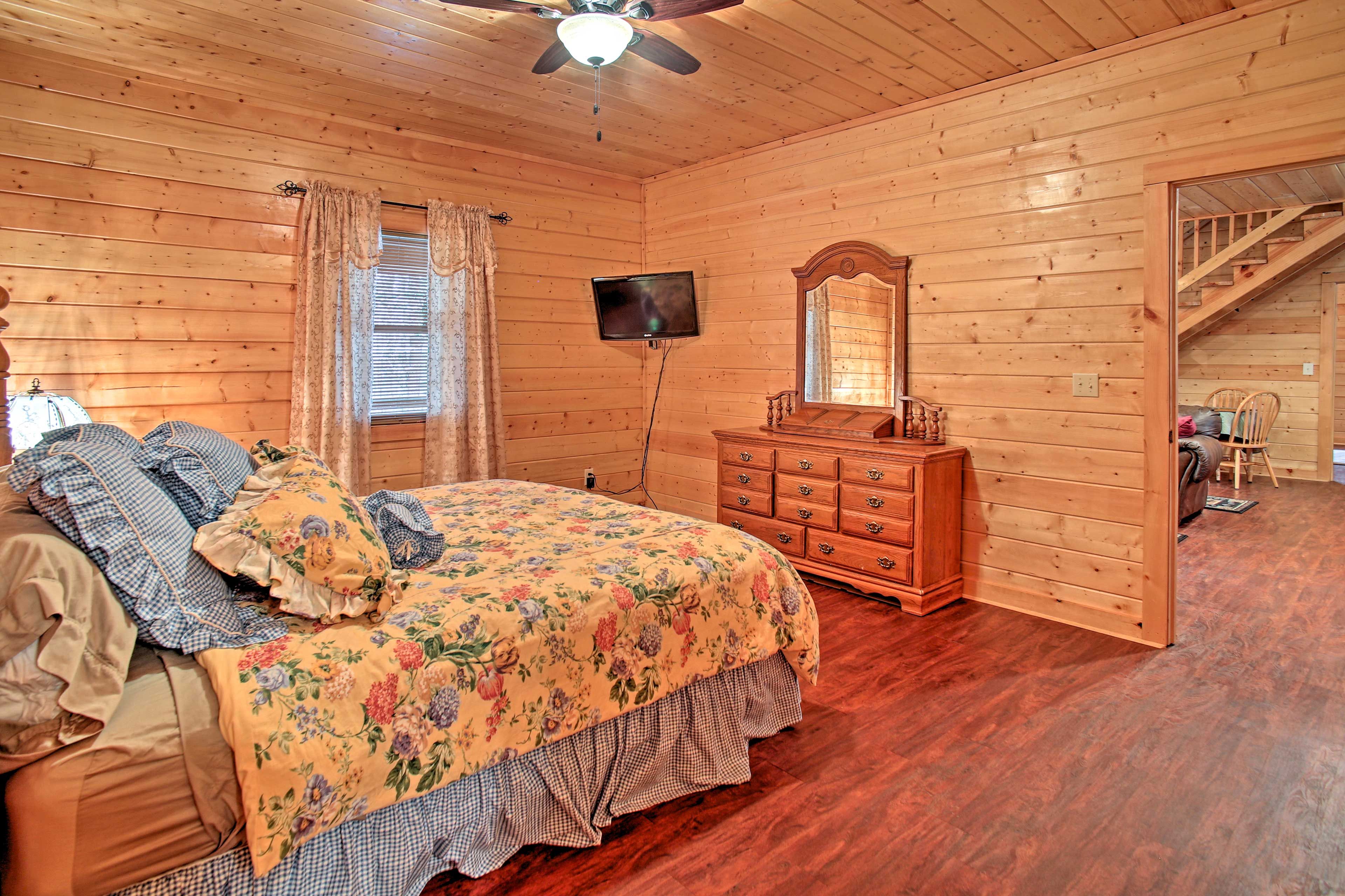 Bedroom 1 | King Bed | 1st Floor | Linens Provided