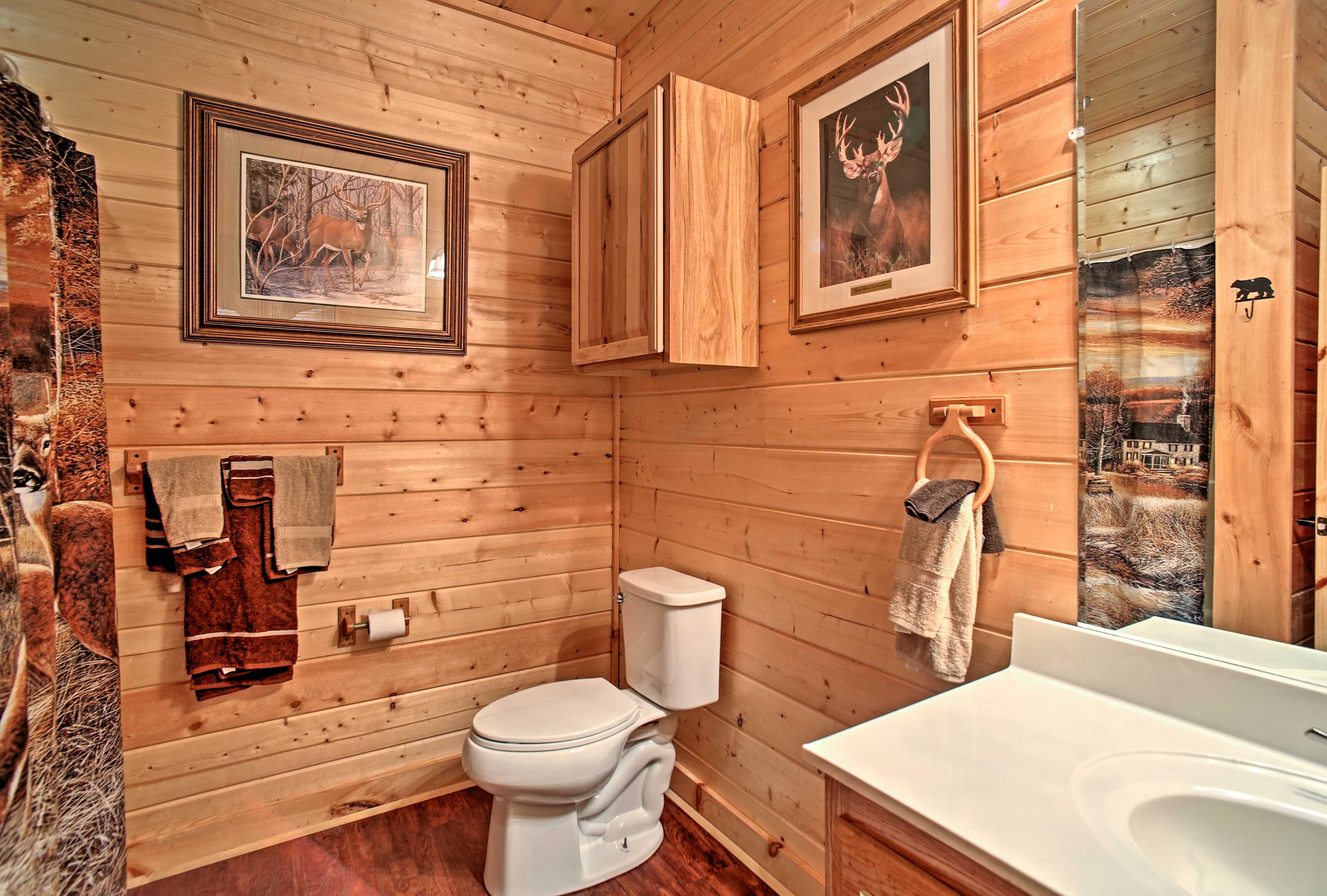 Full Bathroom | 1st Floor | Towels Provided