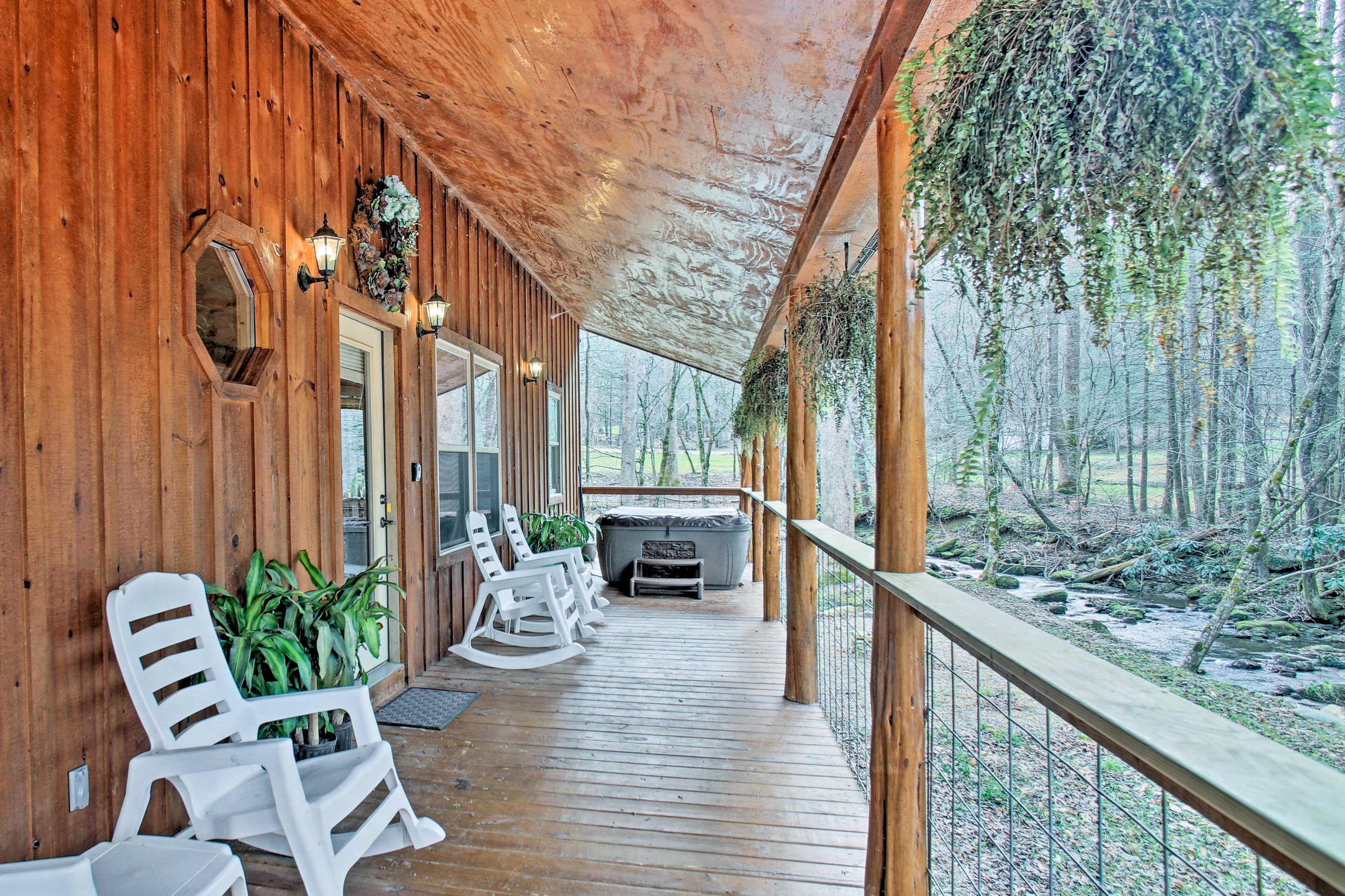 Outdoor Space | Furnished Deck
