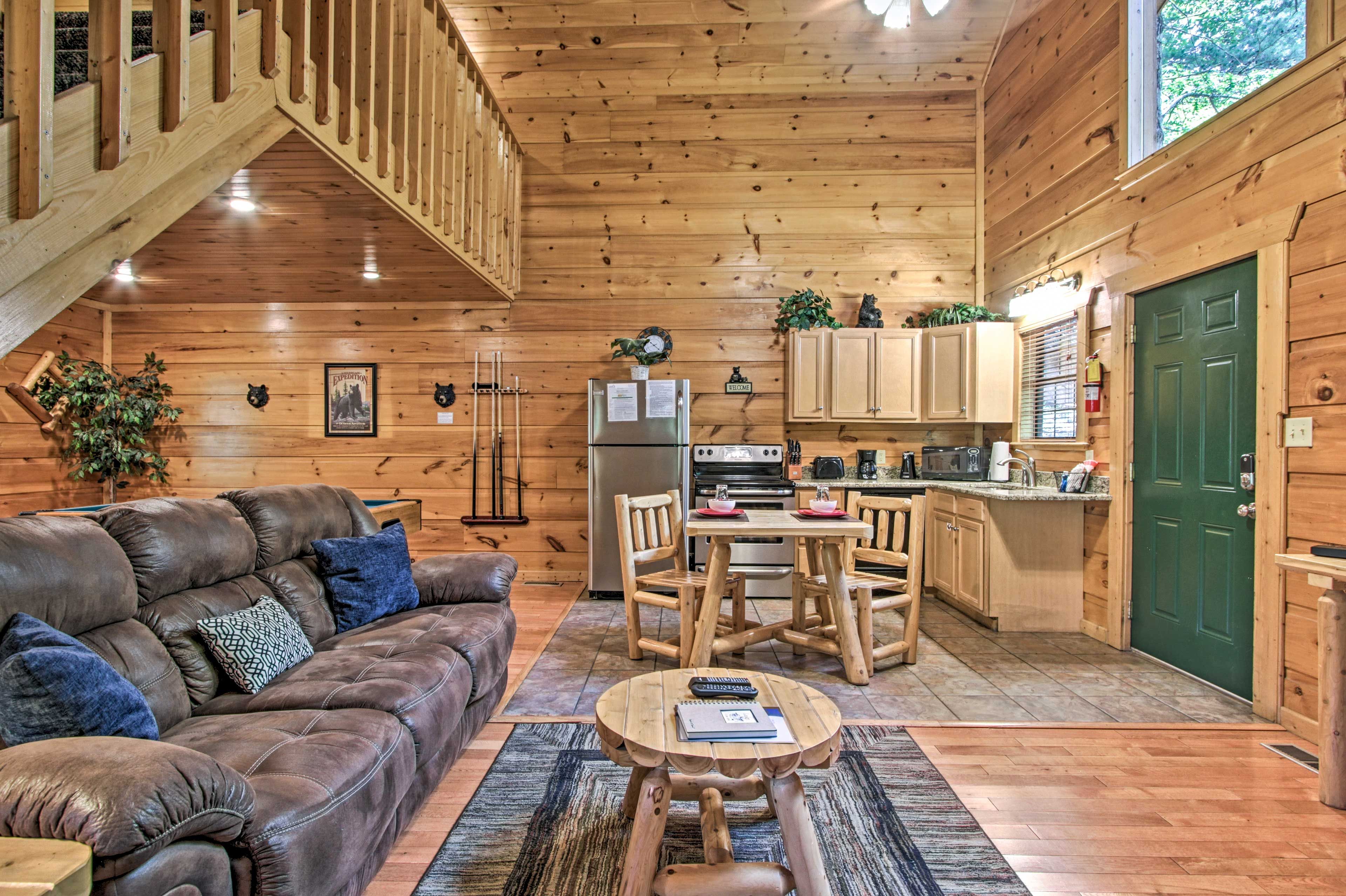 Living Room | Central A/C & Heating | Free WiFi