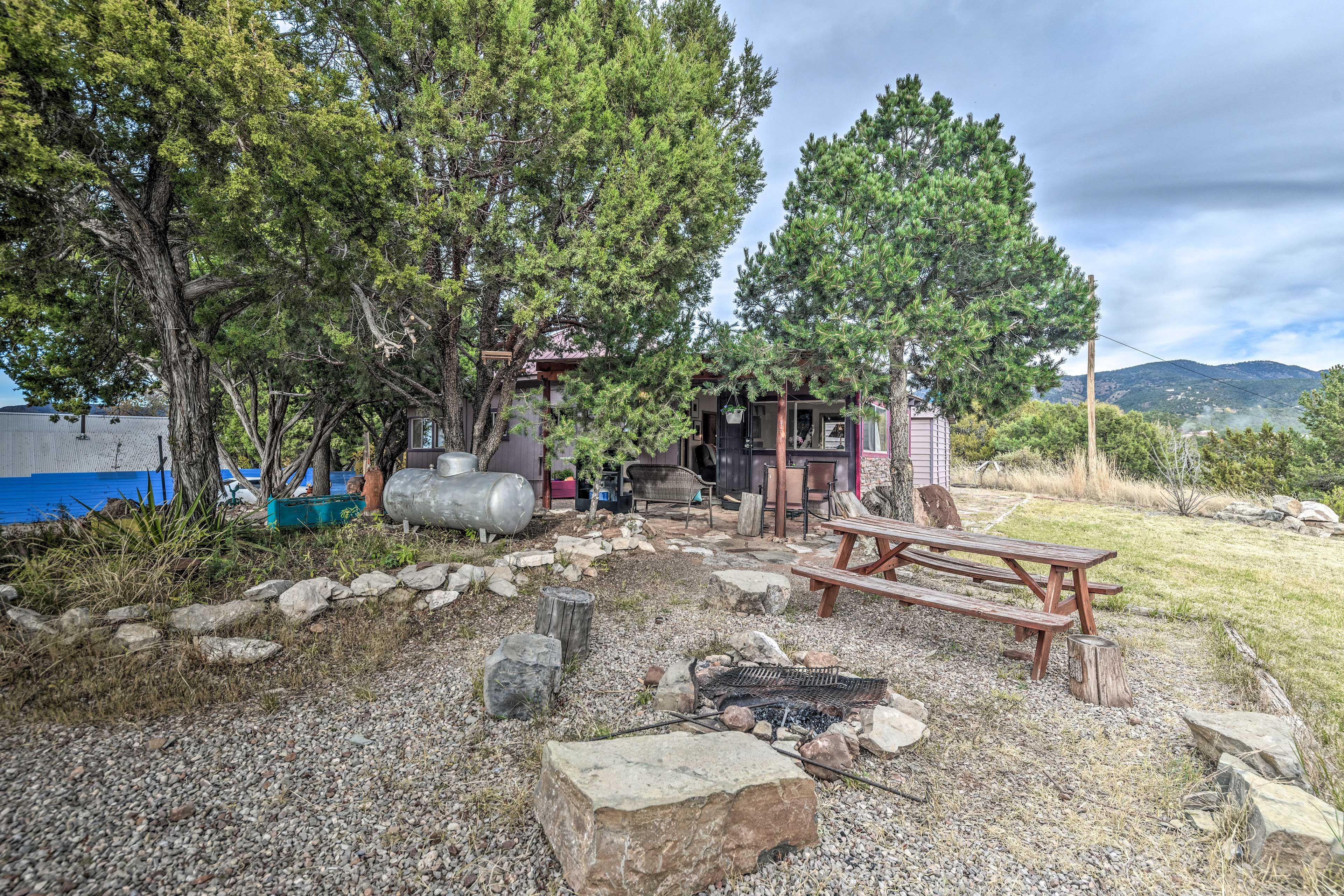 Exterior | Fire Pit & Gas Grill Not Available | Outdoor Dining Area