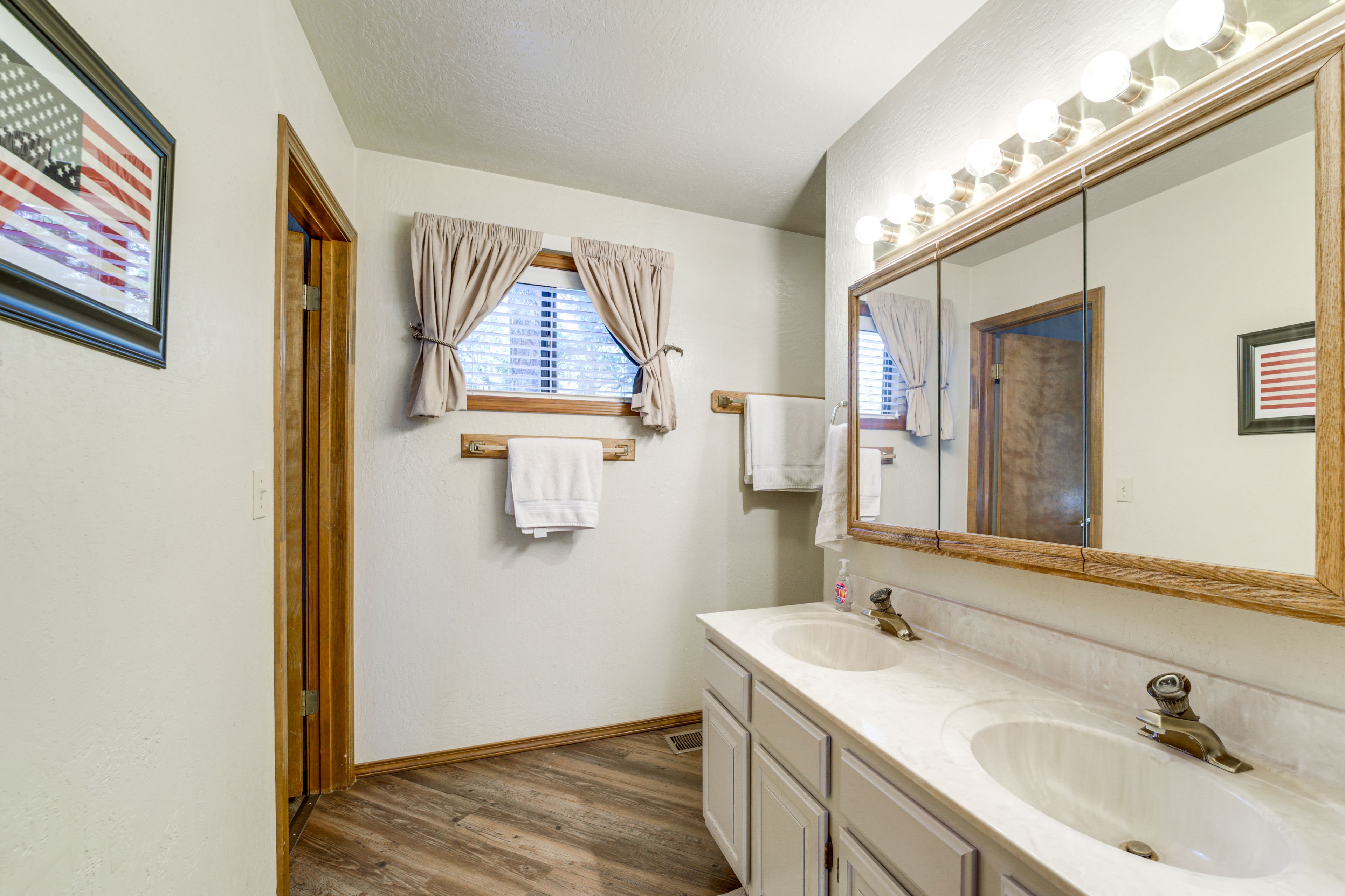 Full Bathroom | Towels Provided