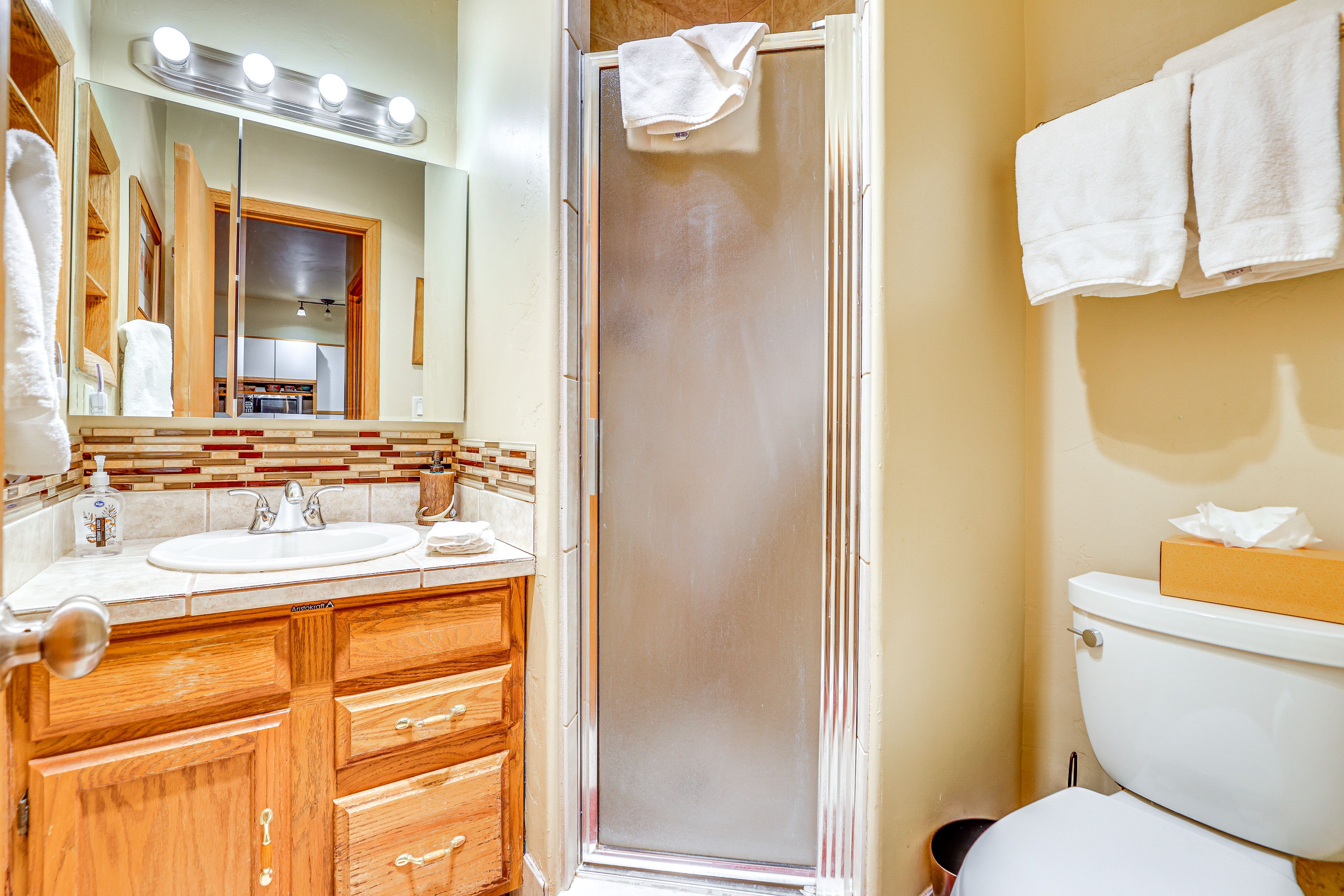Full Bathroom | Towels Provided