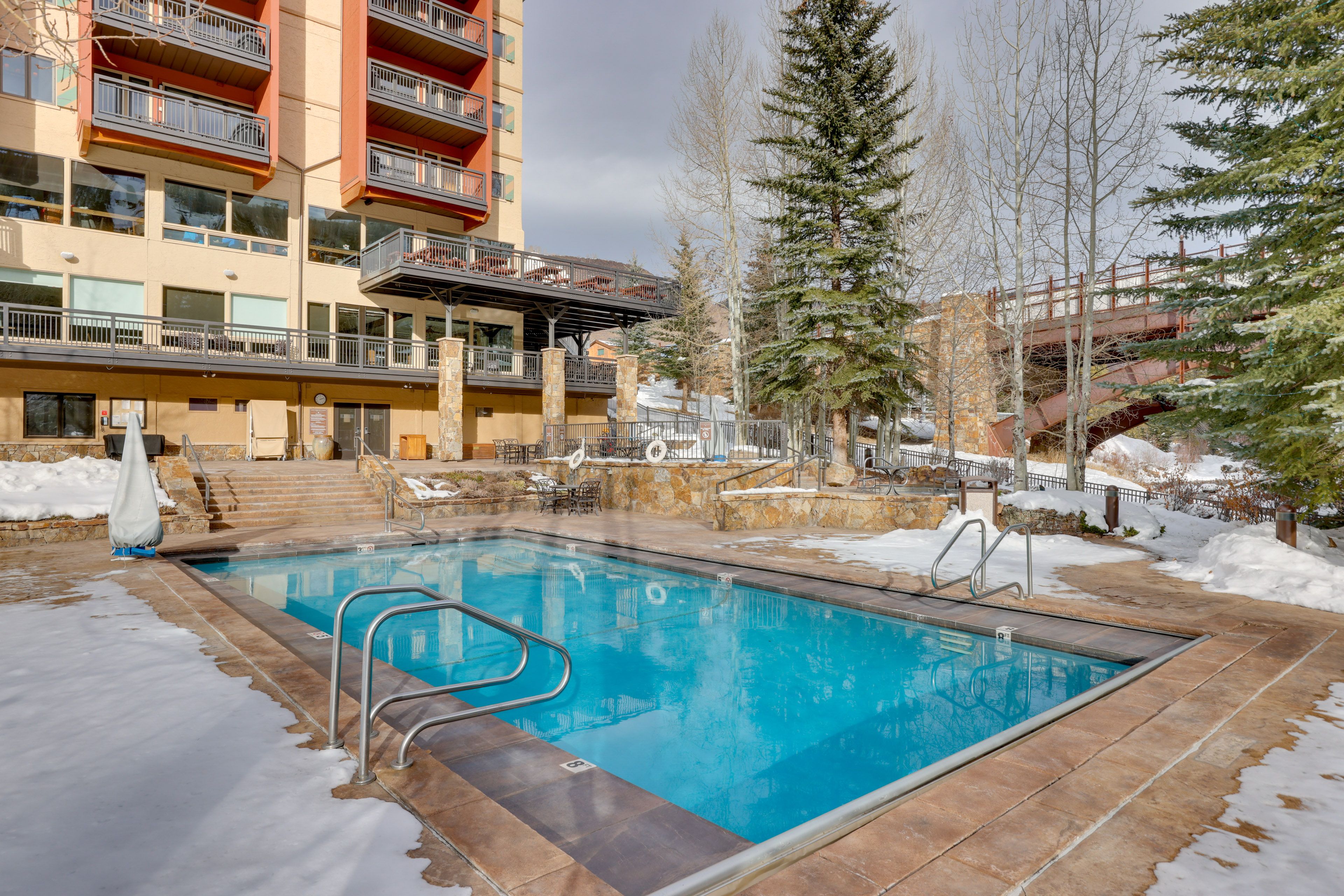 Community Amenities | Outdoor Pool & Hot Tub
