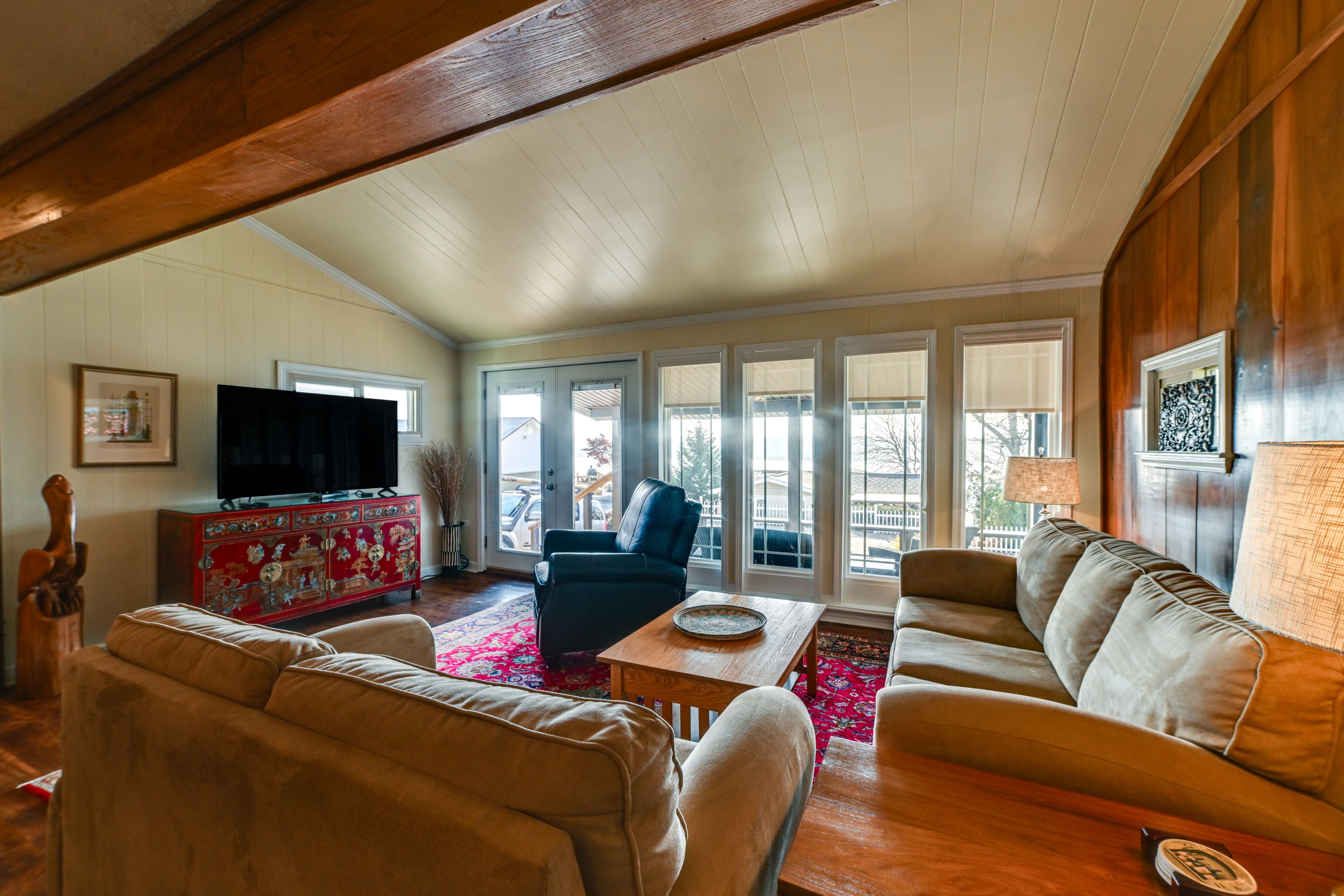 Living Room | Free WiFi | Central A/C & Heating