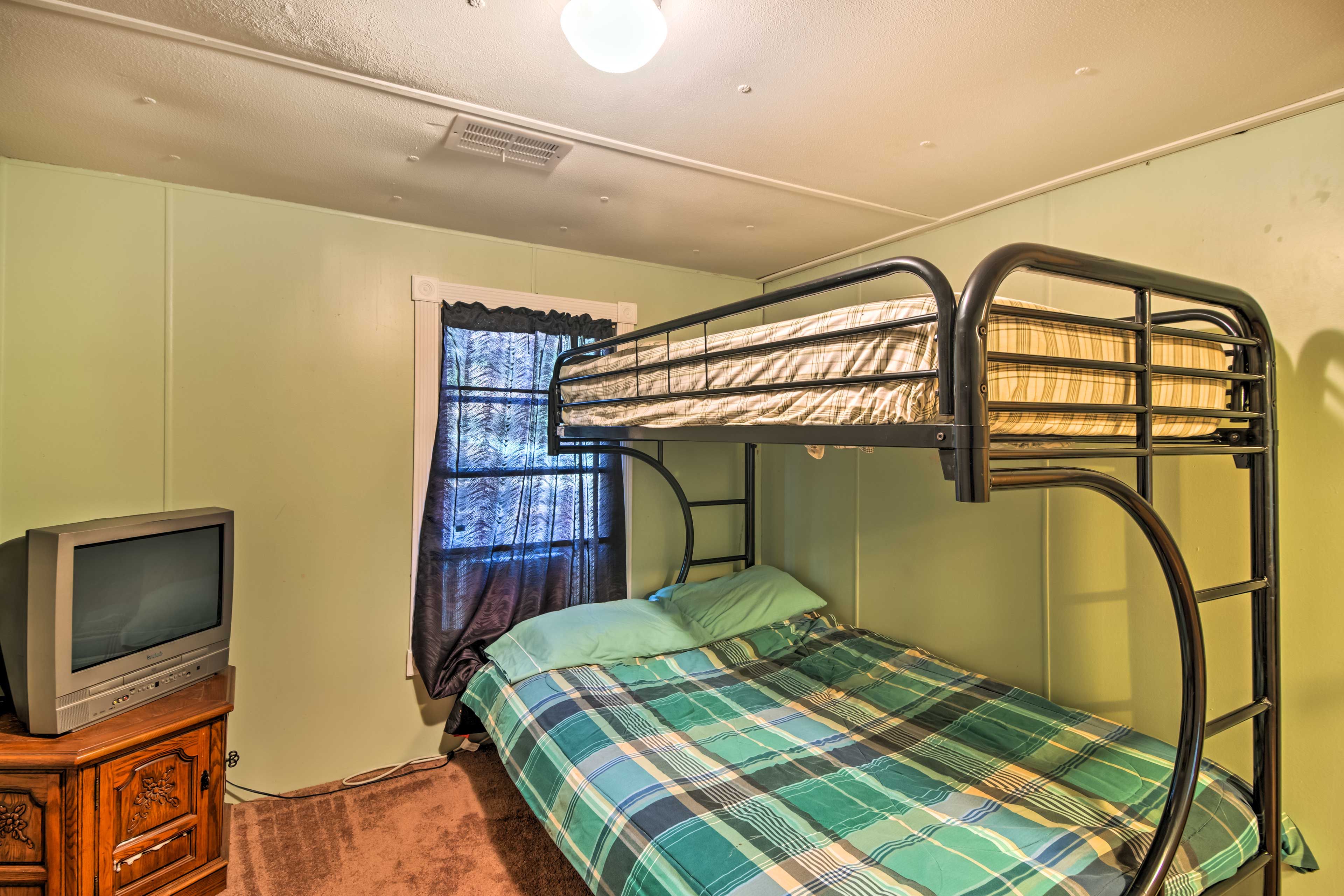 Bedroom 3 | Twin/Full Bunk Bed