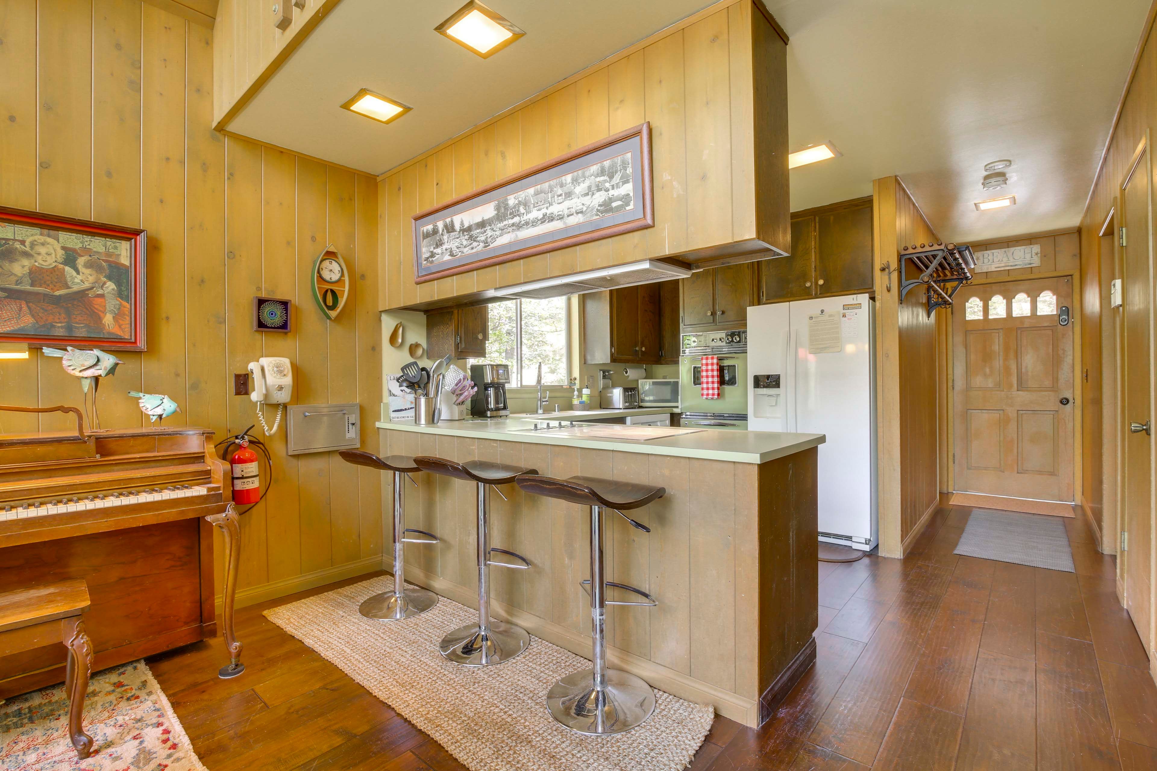 Kitchen | 2nd Floor | Cooking Basics & Spices | Knife Set | Trash Bags