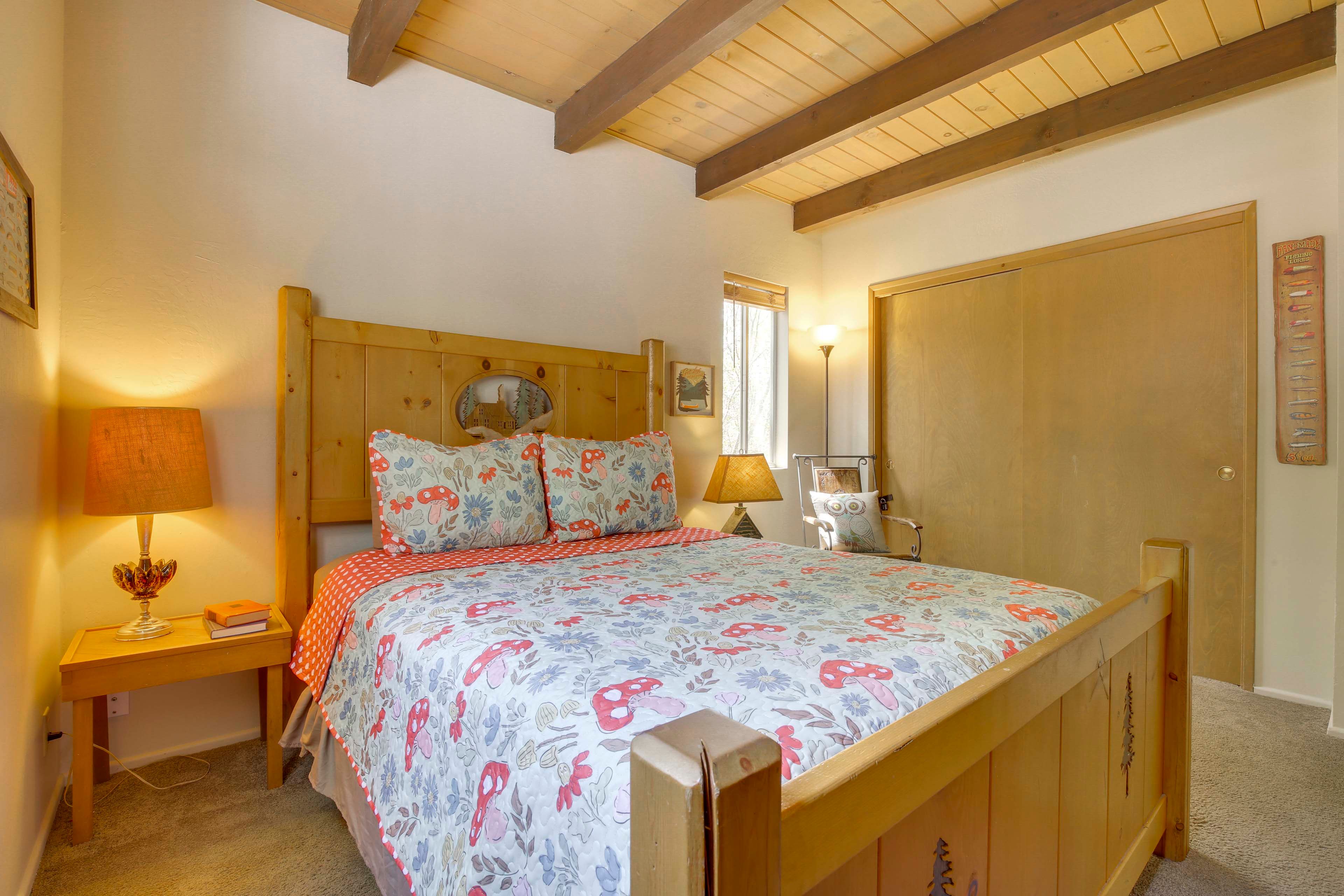 Bedroom 2 | 2nd Floor | Queen Bed | Cable TV | Pack 'n Play