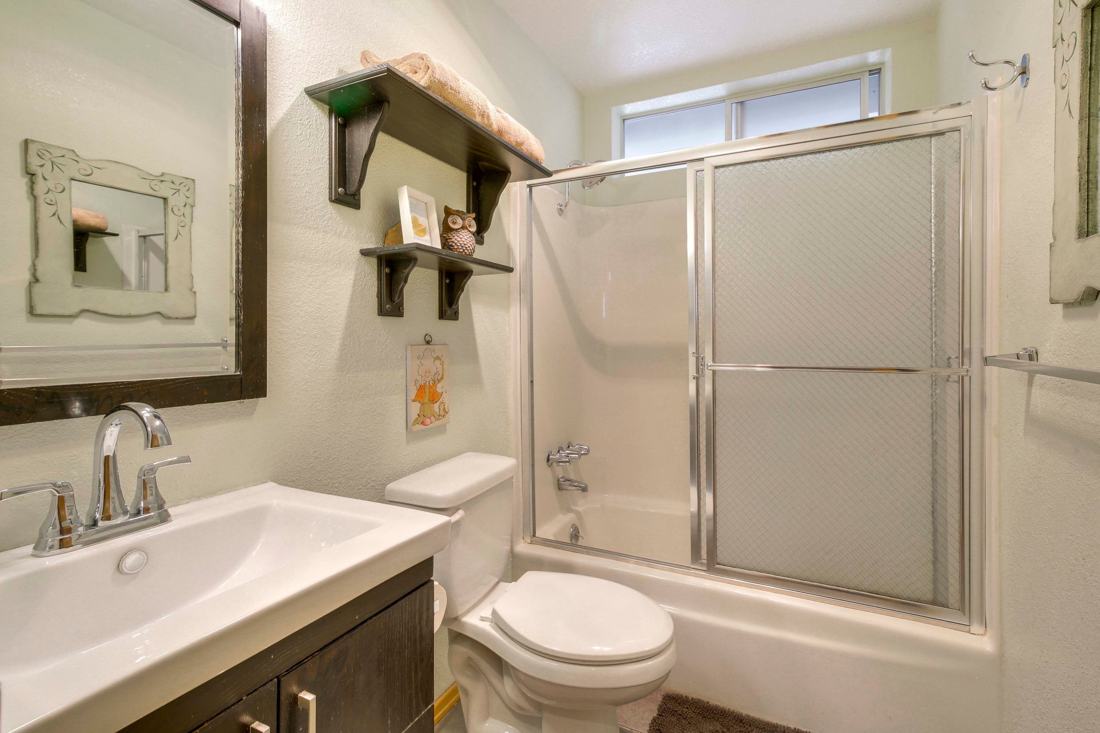 Full Bathroom | 1st Floor | Towels Provided